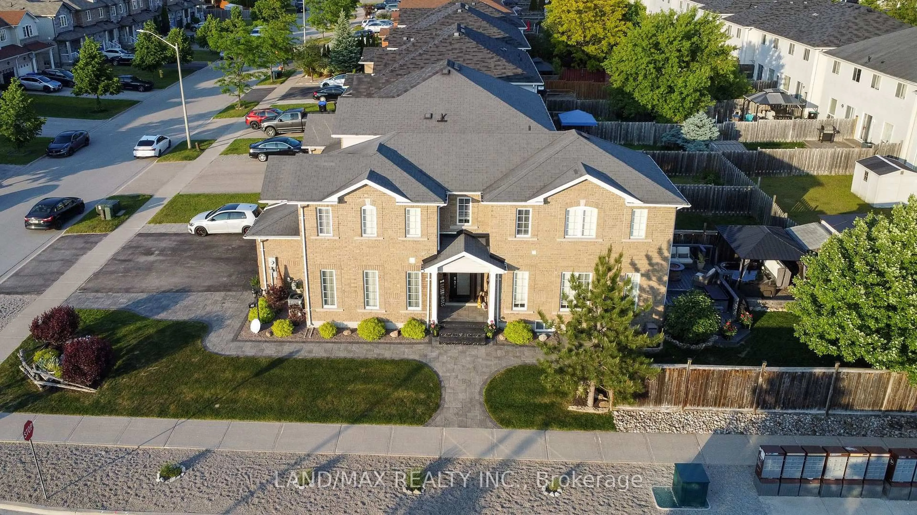 A pic from outside/outdoor area/front of a property/back of a property/a pic from drone, building for 88 Lookout St, Essa Ontario L3W 0E6