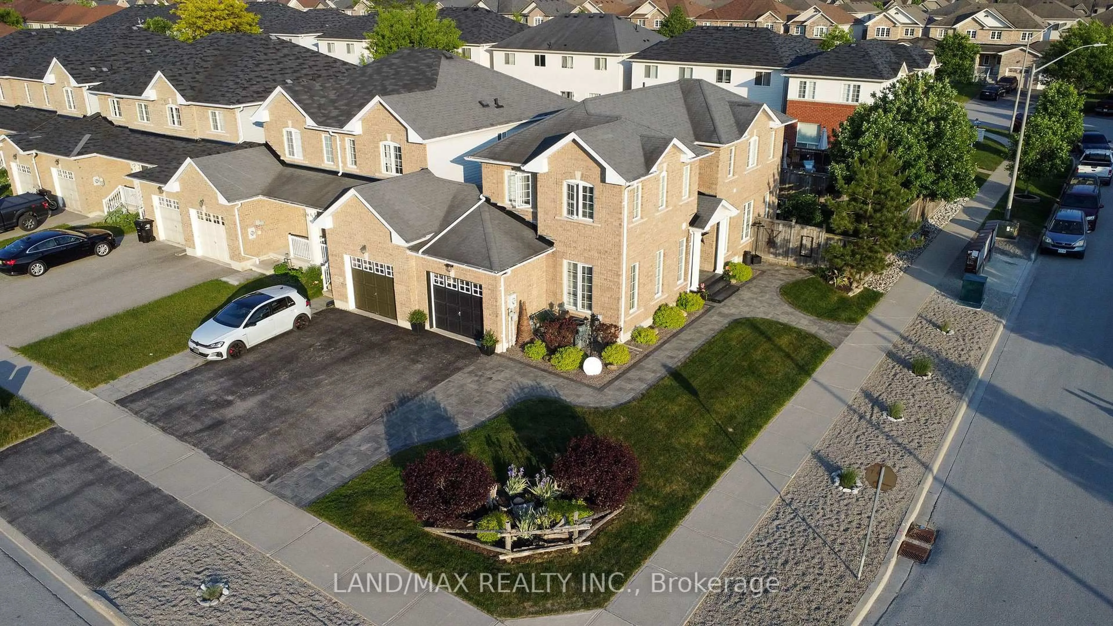 A pic from outside/outdoor area/front of a property/back of a property/a pic from drone, street for 88 Lookout St, Essa Ontario L3W 0E6