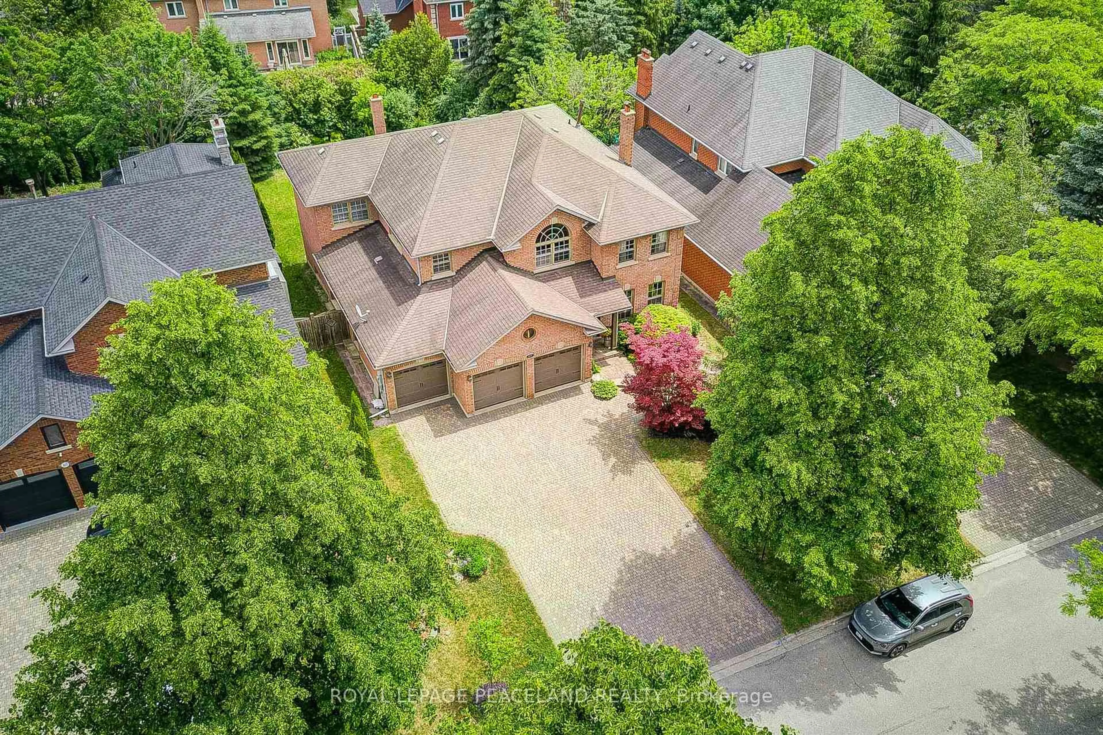 A pic from outside/outdoor area/front of a property/back of a property/a pic from drone, street for 821 Norwick Rd, Newmarket Ontario L3X 1K8