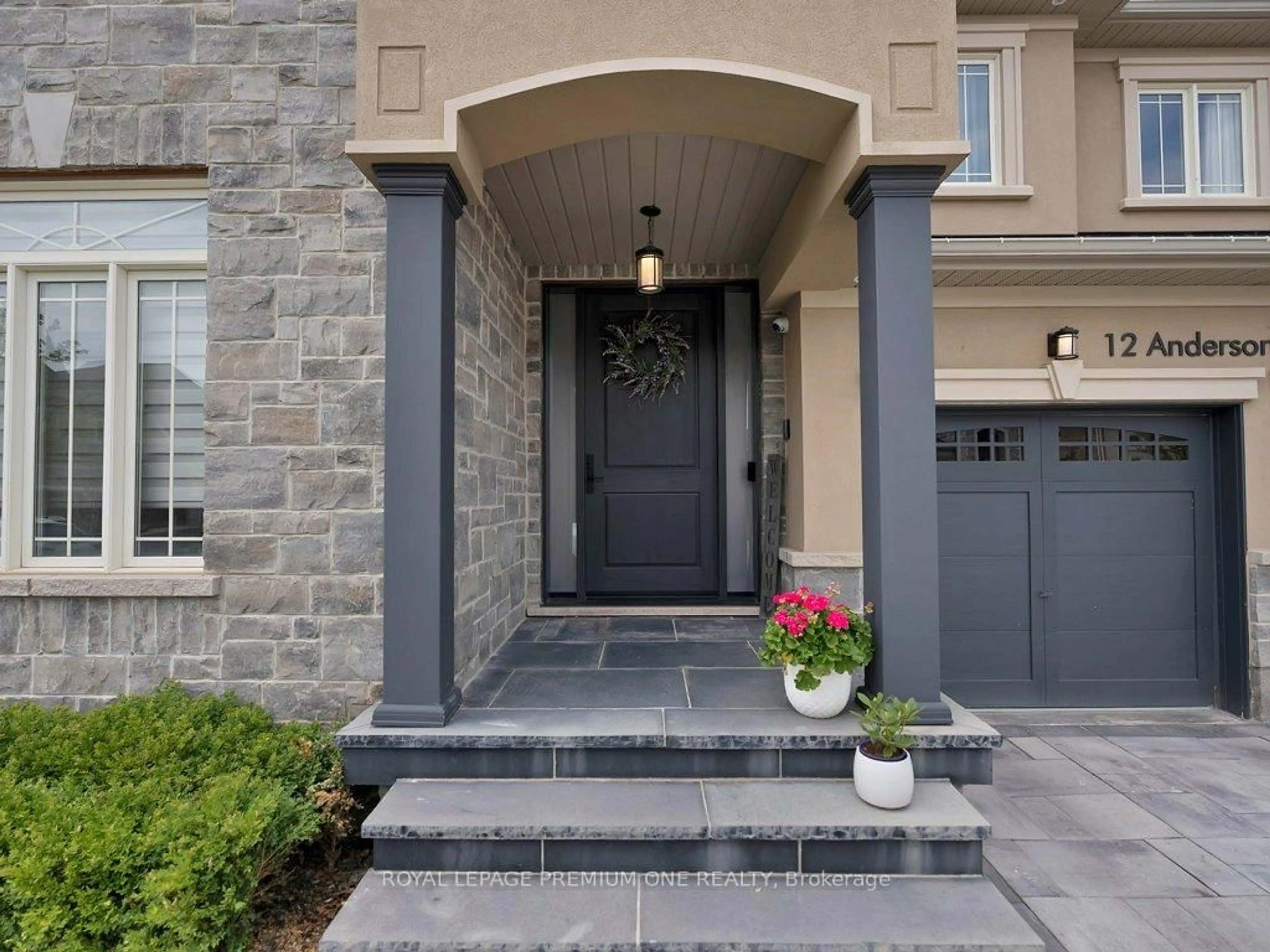 Indoor entryway for 12 Anderson Cove Tr, King Ontario L7B 0A3