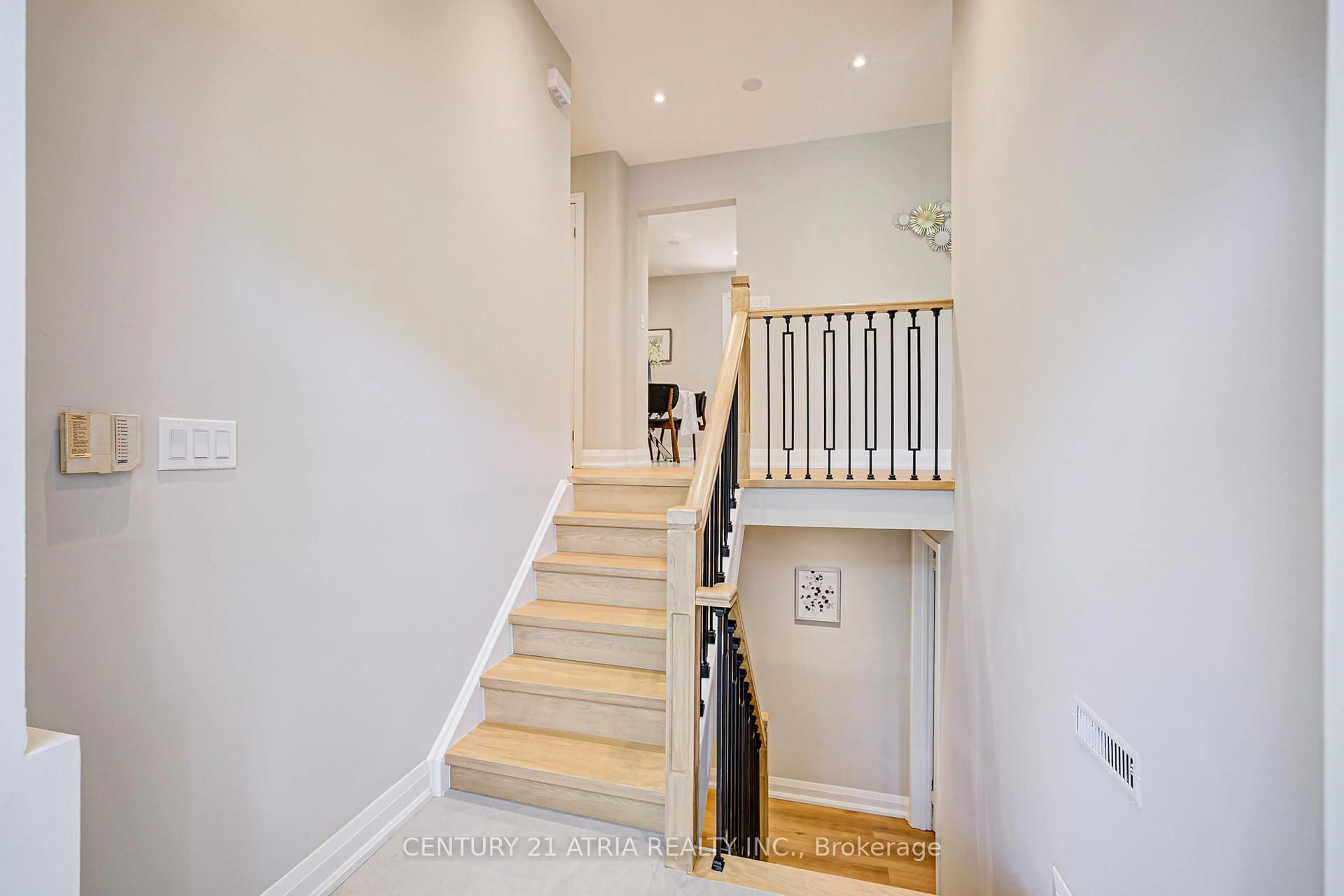Unknown for 190 Romfield Crct, Markham Ontario L3T 3J1