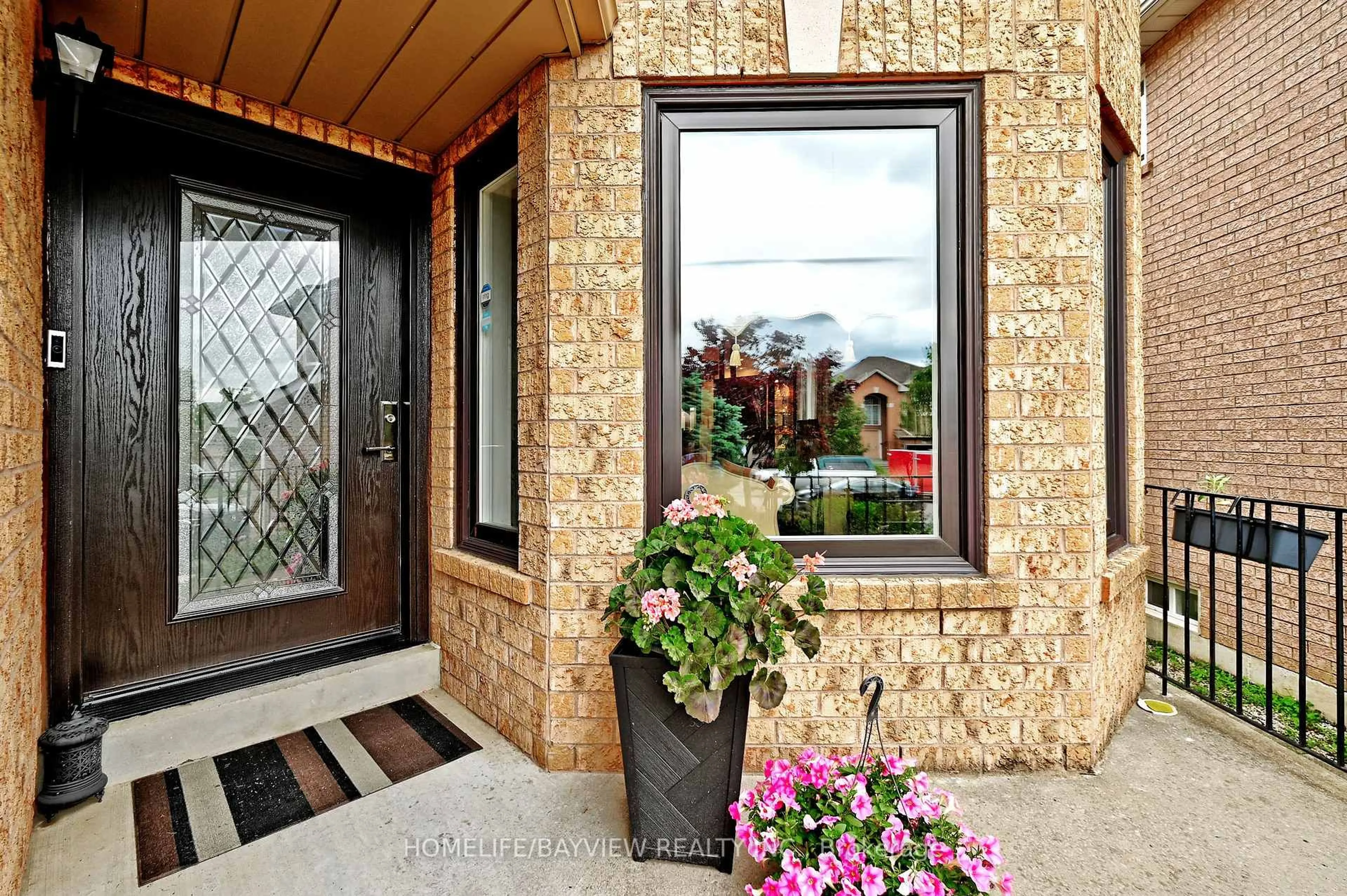 Indoor entryway for 48 Sweet Water Cres, Richmond Hill Ontario L4S 2B2