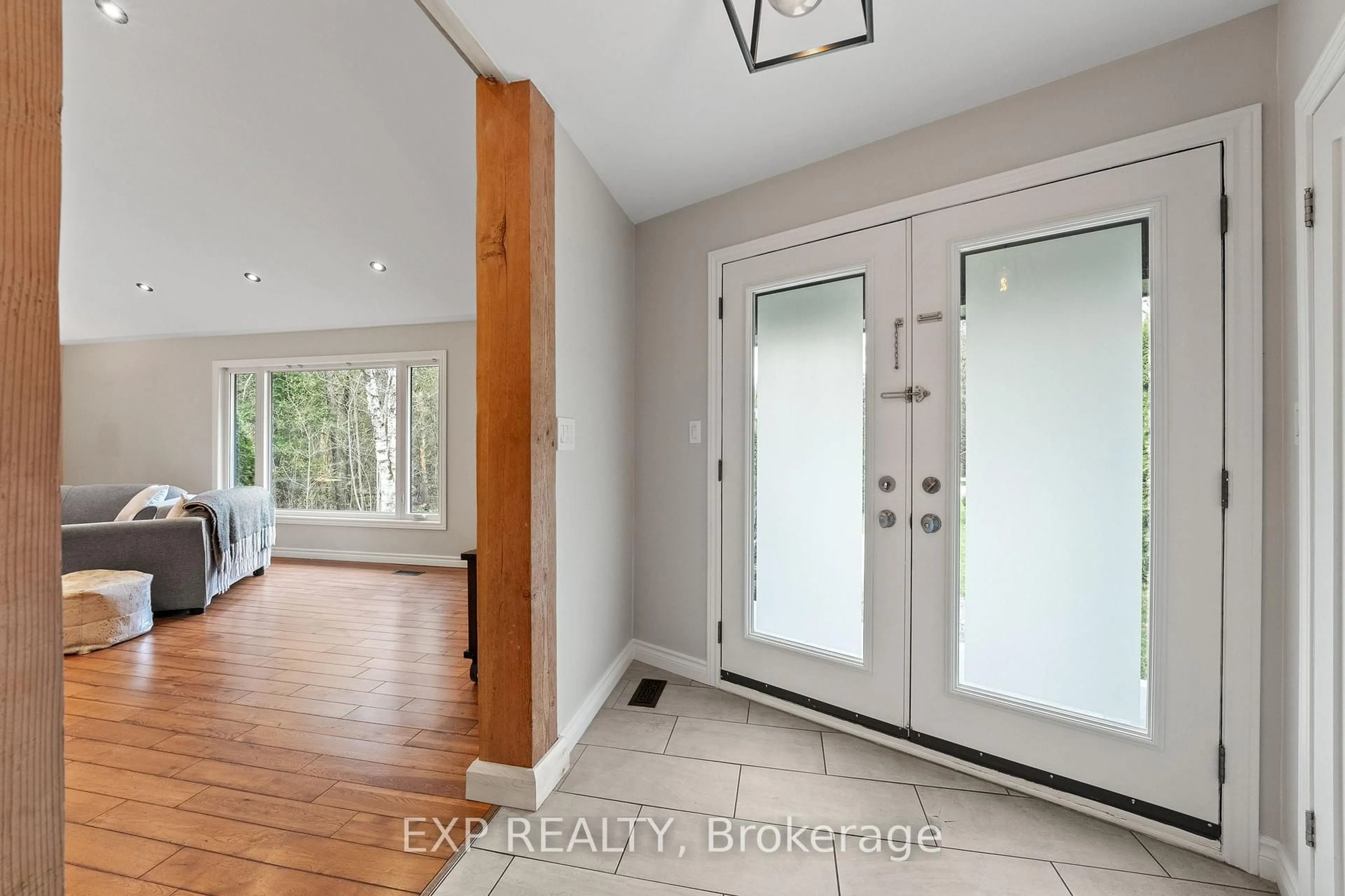 Indoor entryway for 37 Manniku Rd, Georgina Ontario L9P 1R2