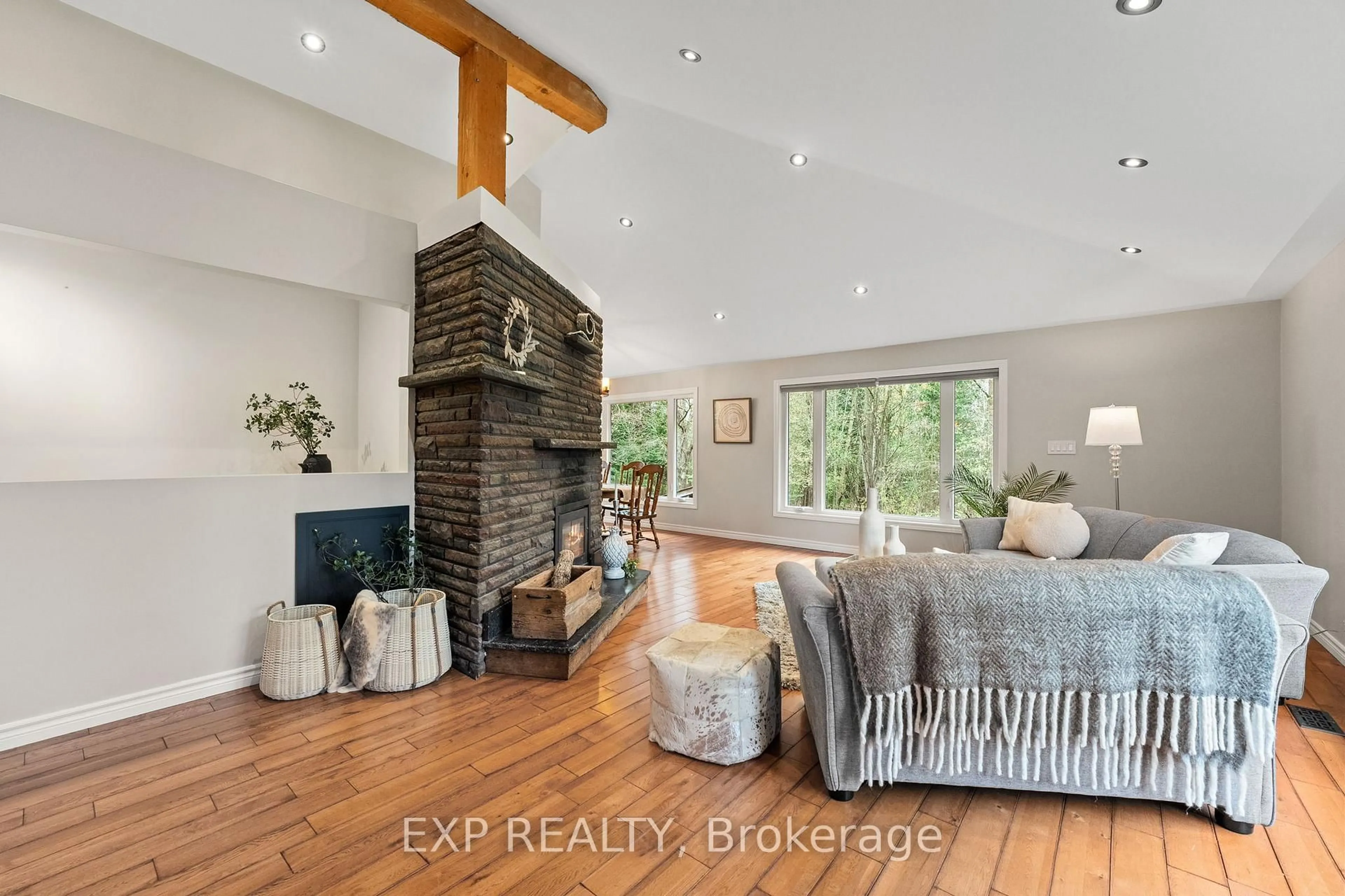 Living room with furniture, unknown for 37 Manniku Rd, Georgina Ontario L9P 1R2
