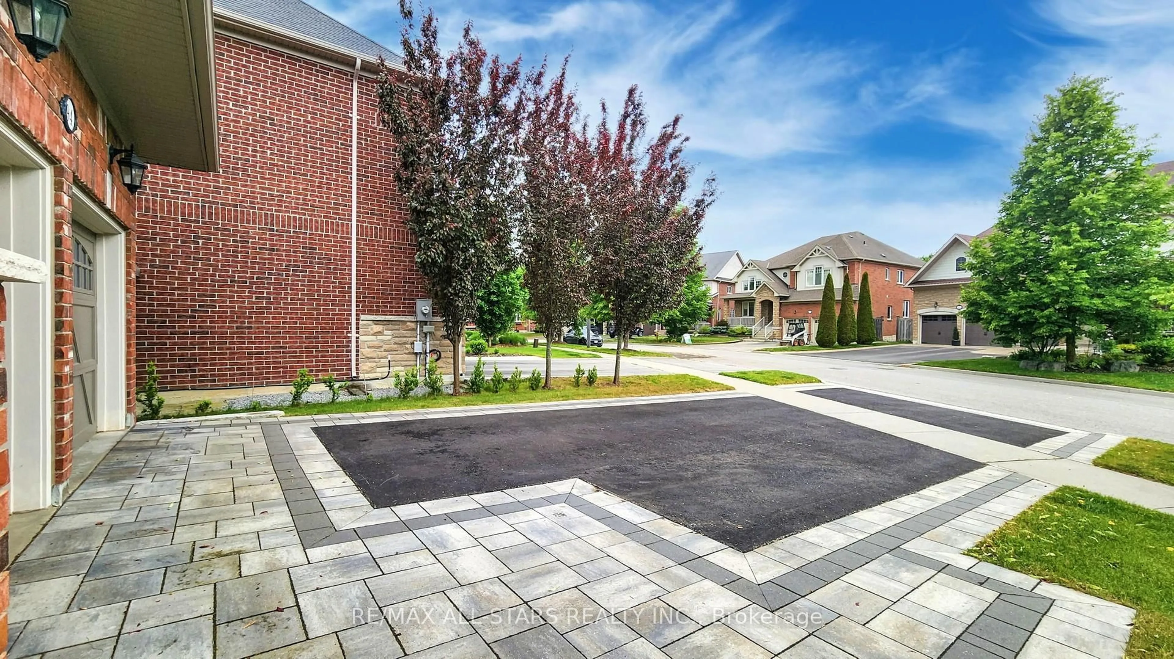 Patio, street for 94 Campbell Dr, Uxbridge Ontario L9P 0B2