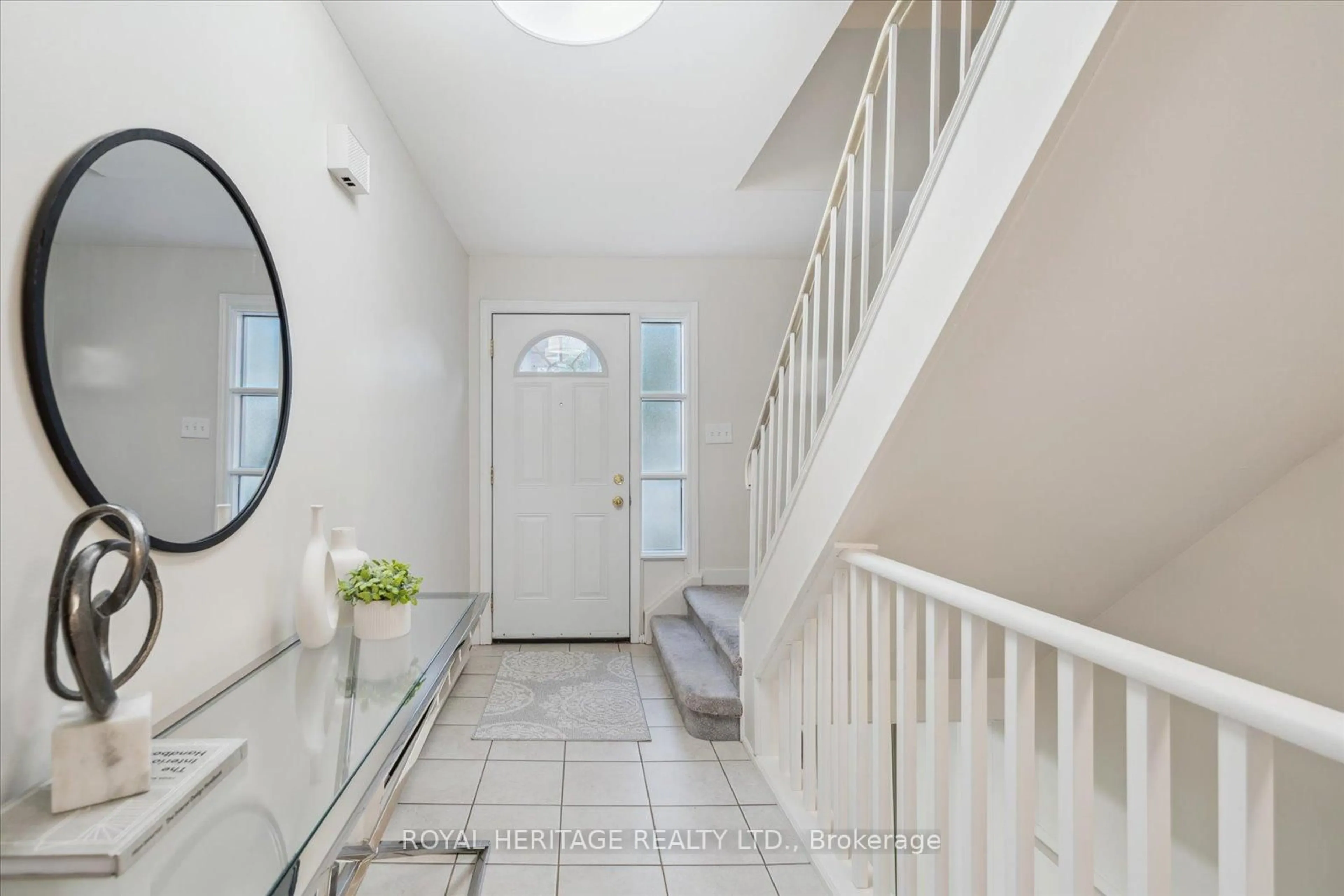 Indoor entryway for 18 Reith Way #390, Markham Ontario L3T 5C7