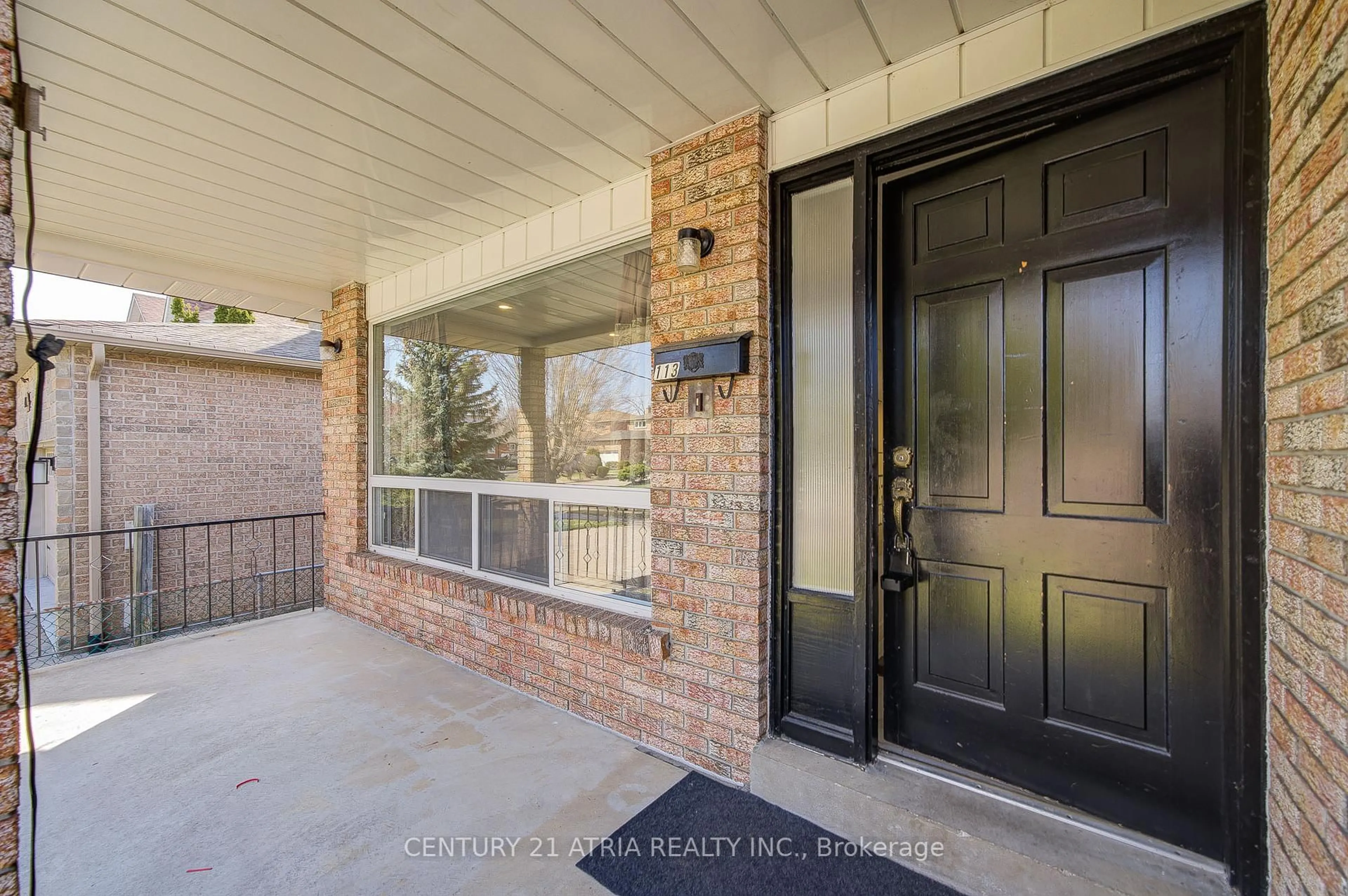Indoor entryway for 113 Oak Ave, Richmond Hill Ontario L4C 6R6