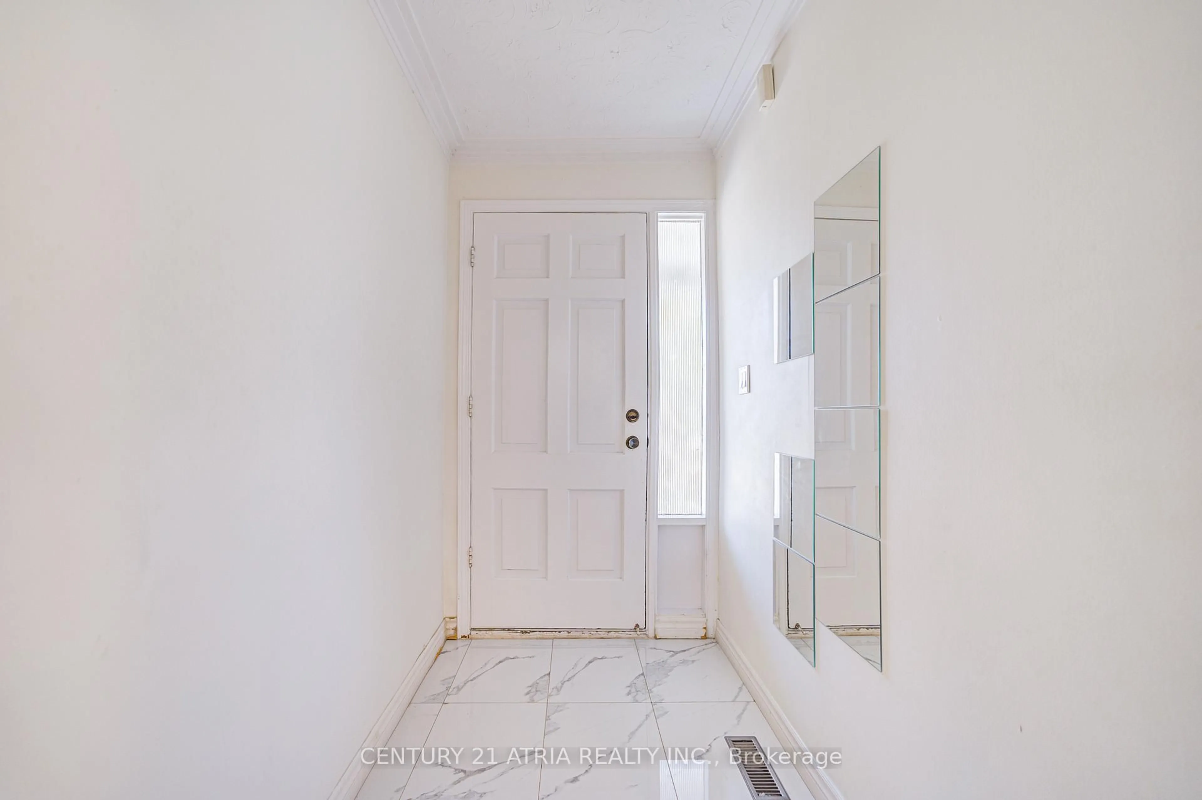 Indoor entryway for 113 Oak Ave, Richmond Hill Ontario L4C 6R6