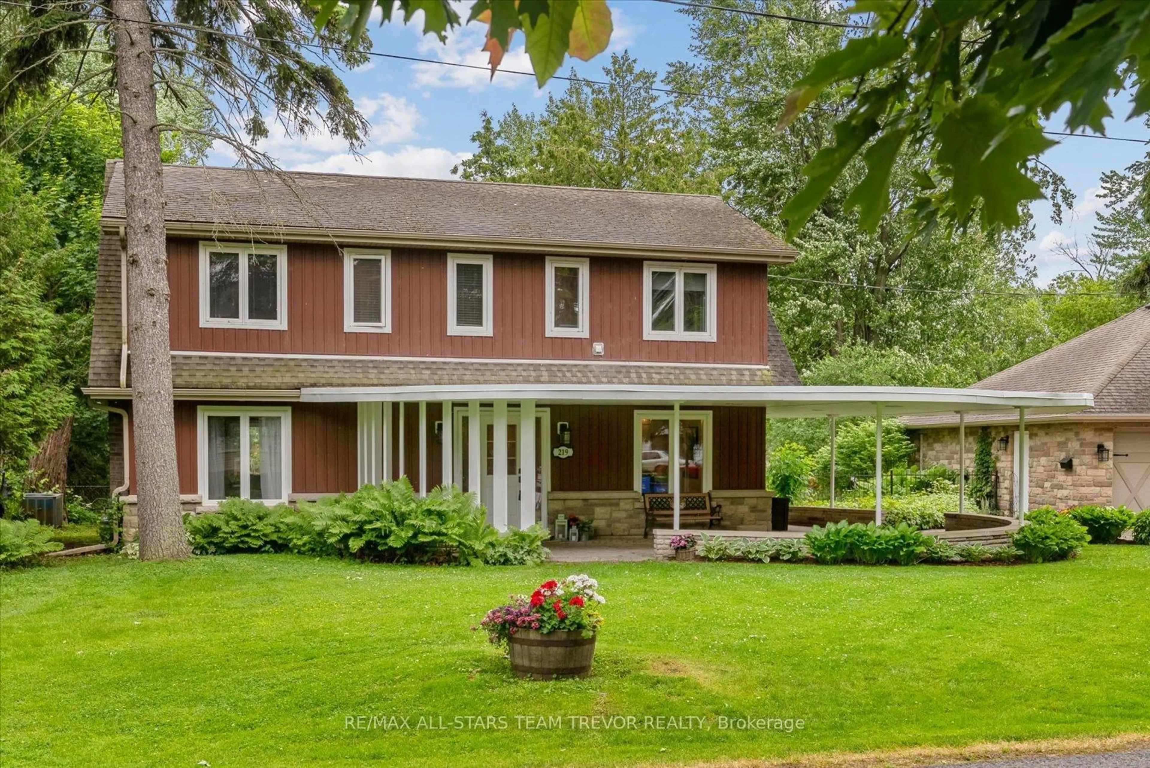 Home with brick exterior material, street for 219 Willow Dr, Georgina Ontario L4P 2R9