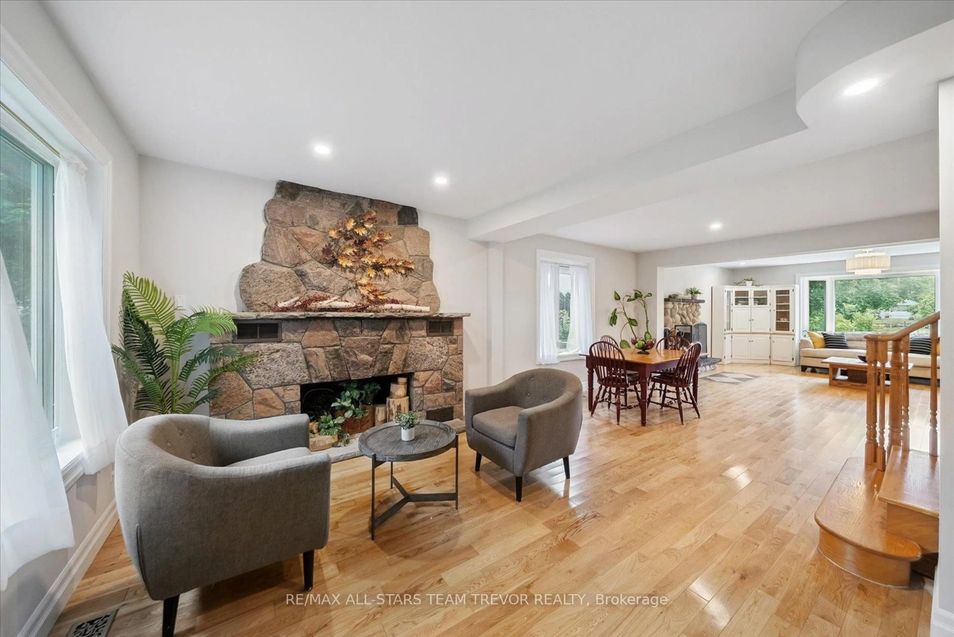 Living room with furniture, unknown for 219 Willow Dr, Georgina Ontario L4P 2R9