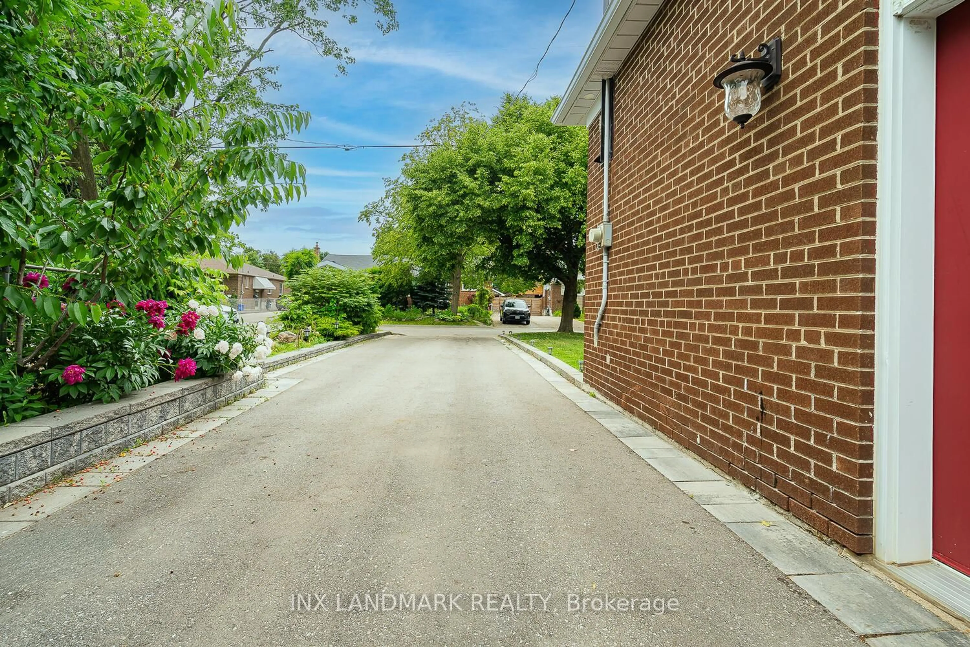 A pic from outside/outdoor area/front of a property/back of a property/a pic from drone, street for 250 Zelda Cres, Richmond Hill Ontario L4C 2Y5