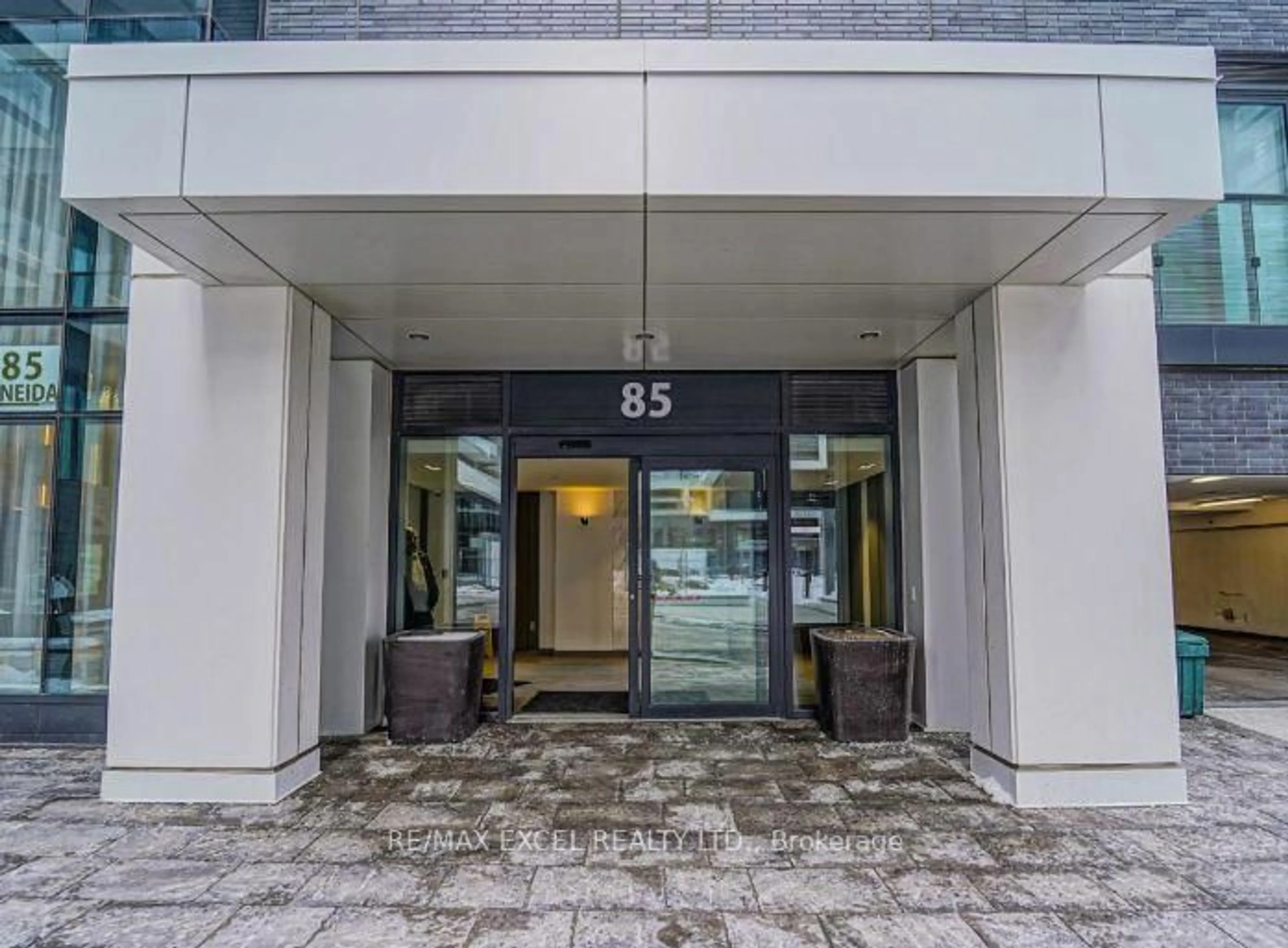 Indoor foyer for 85 Oneida Cres #912, Richmond Hill Ontario L4B 0H4