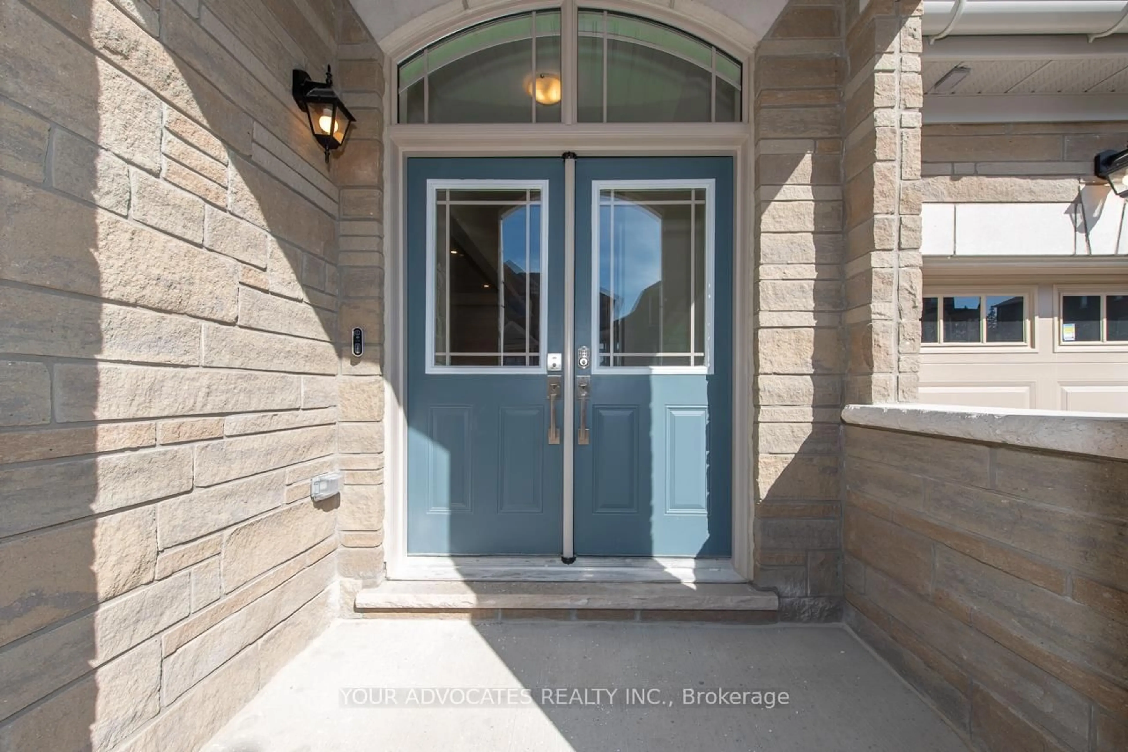 Indoor entryway for 130 Rowe St, Bradford West Gwillimbury Ontario L3Z 4M9