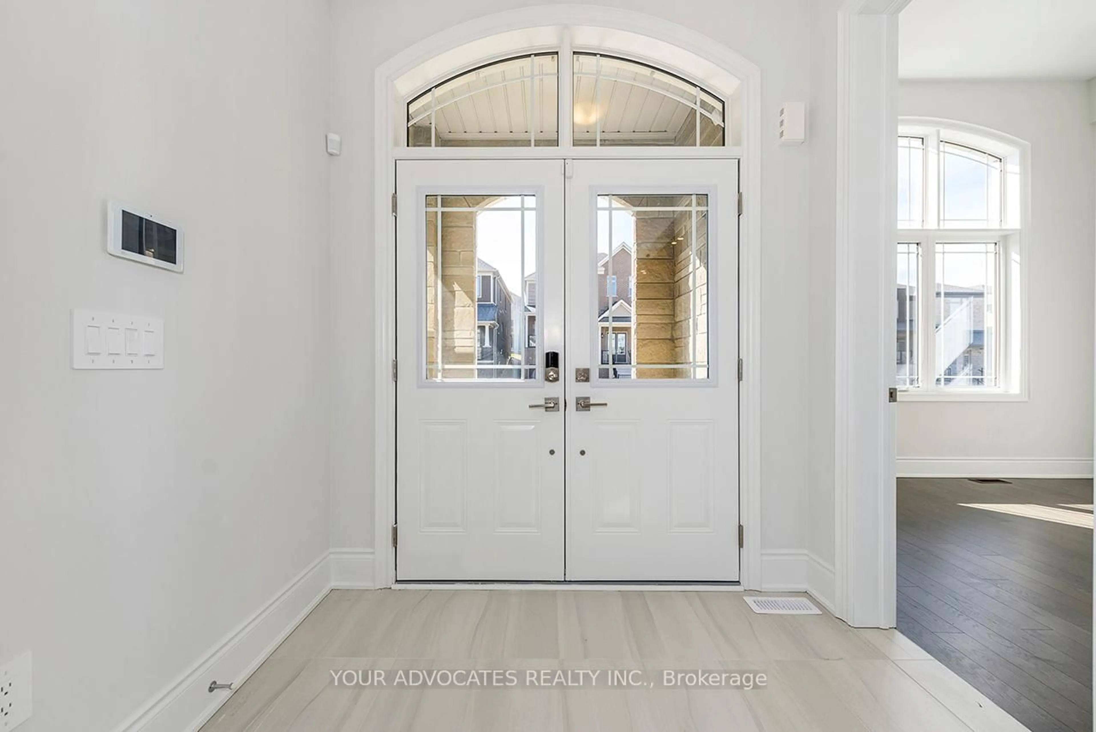 Indoor entryway for 130 Rowe St, Bradford West Gwillimbury Ontario L3Z 4M9