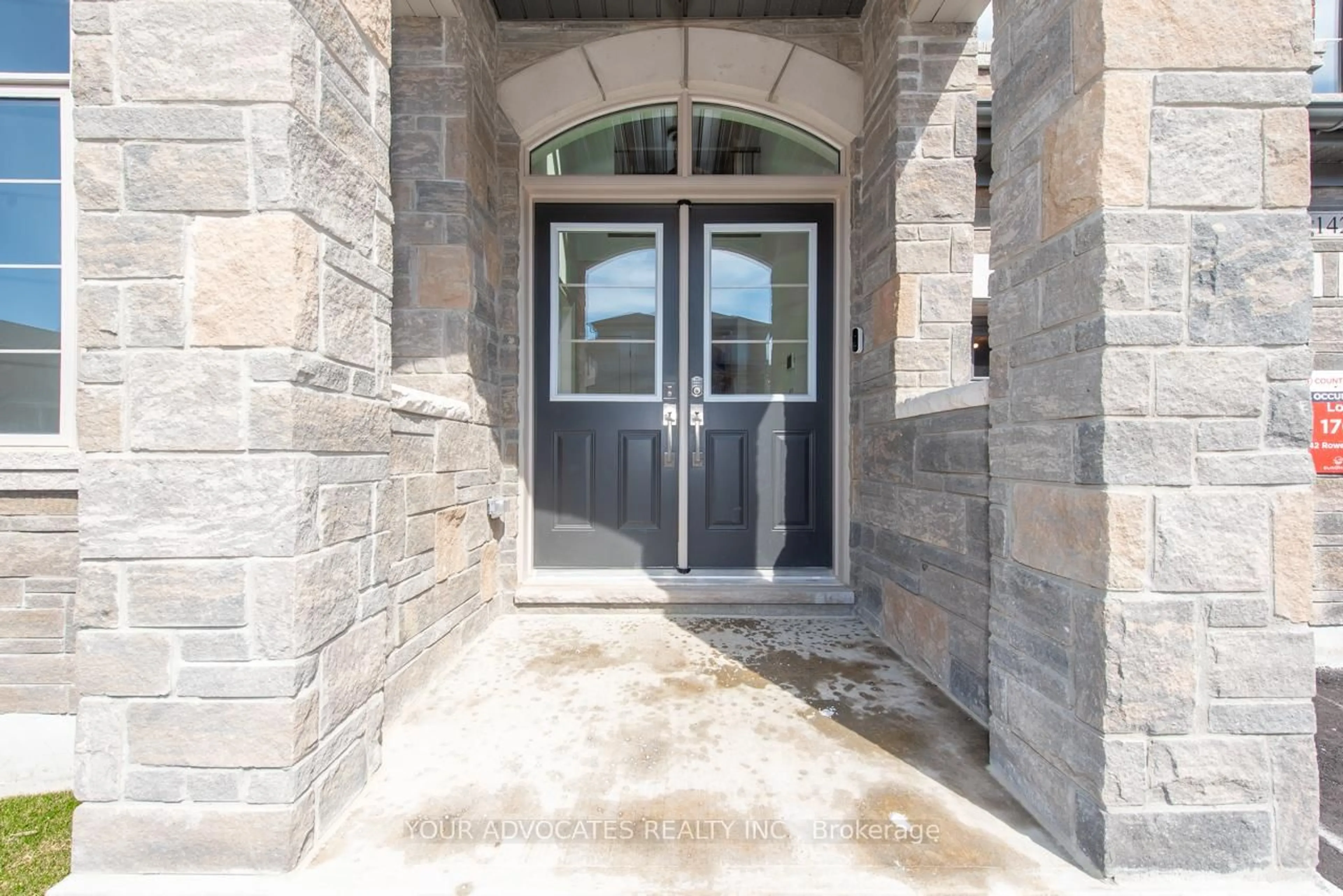 Indoor entryway for 142 Rowe St, Bradford West Gwillimbury Ontario L3Z 4M9