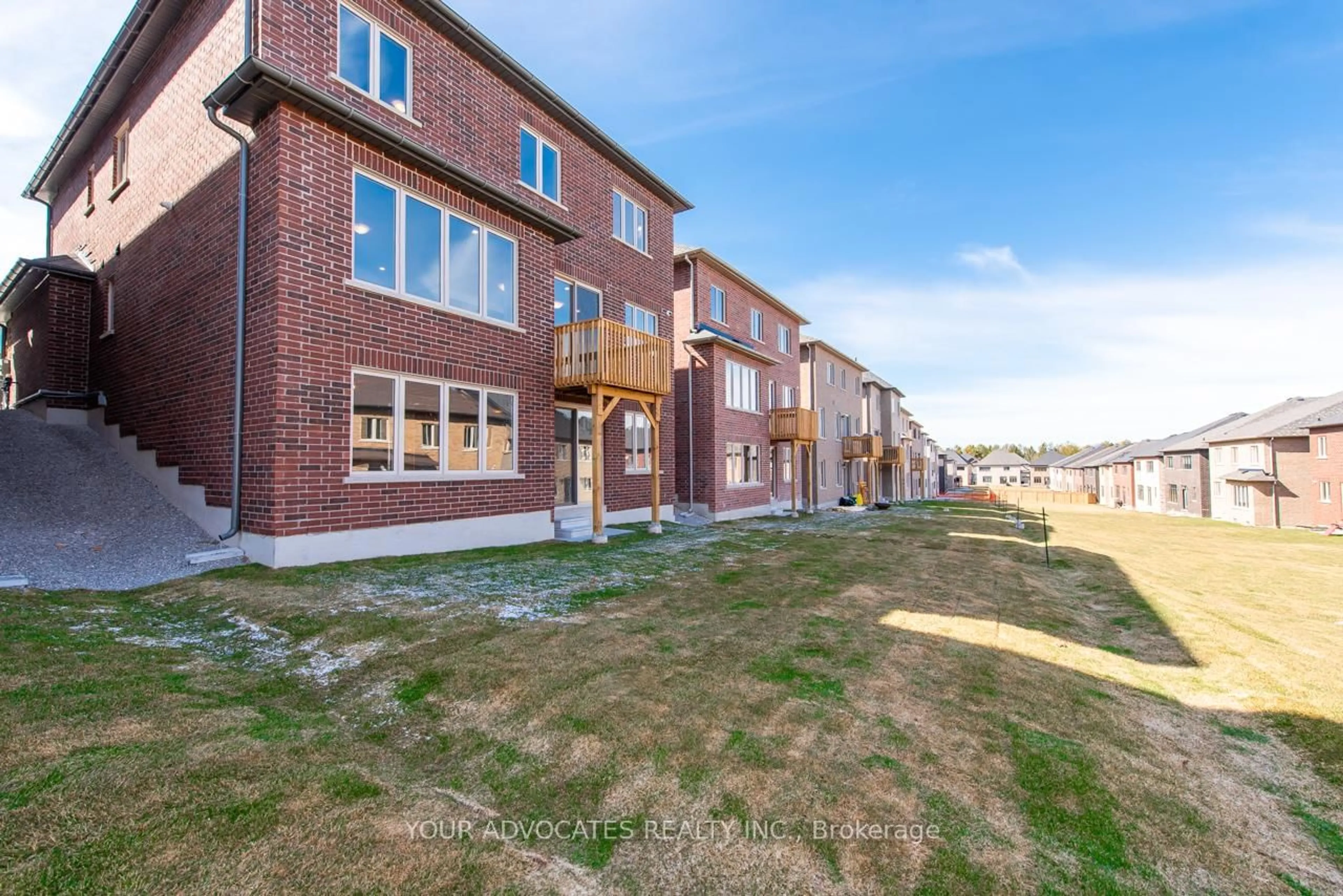 Home with brick exterior material, building for 142 Rowe St, Bradford West Gwillimbury Ontario L3Z 4M9