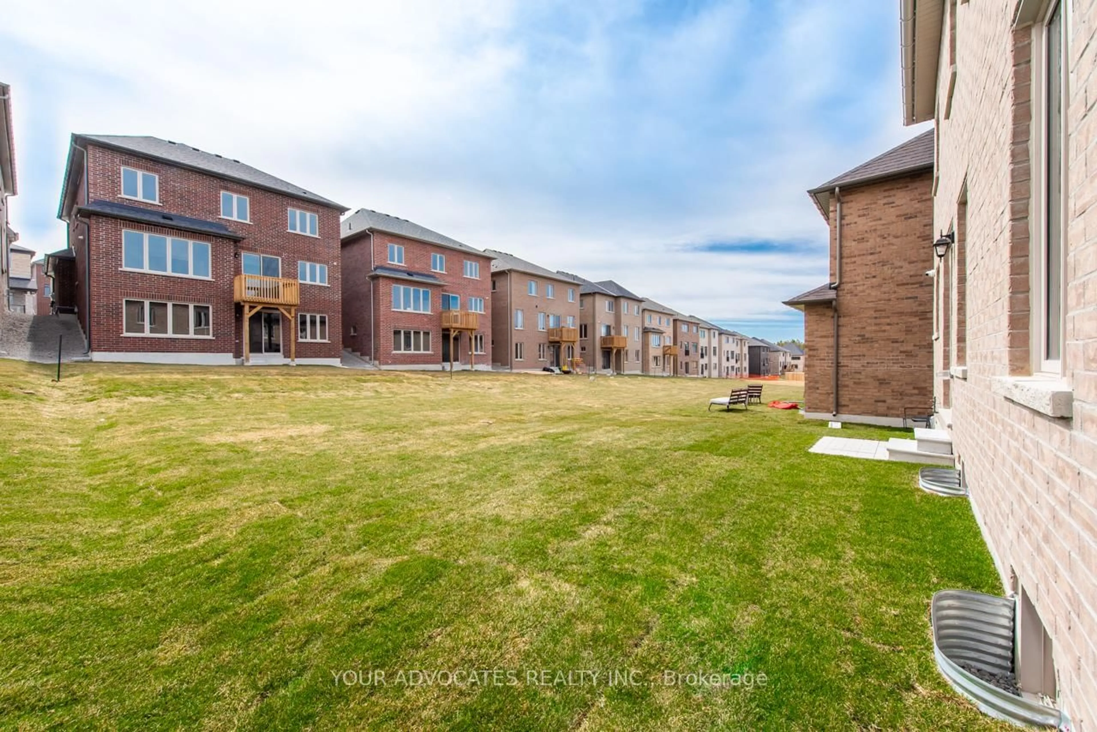 A pic from outside/outdoor area/front of a property/back of a property/a pic from drone, unknown for 29 Plank Rd, Bradford West Gwillimbury Ontario L3Z 4N3