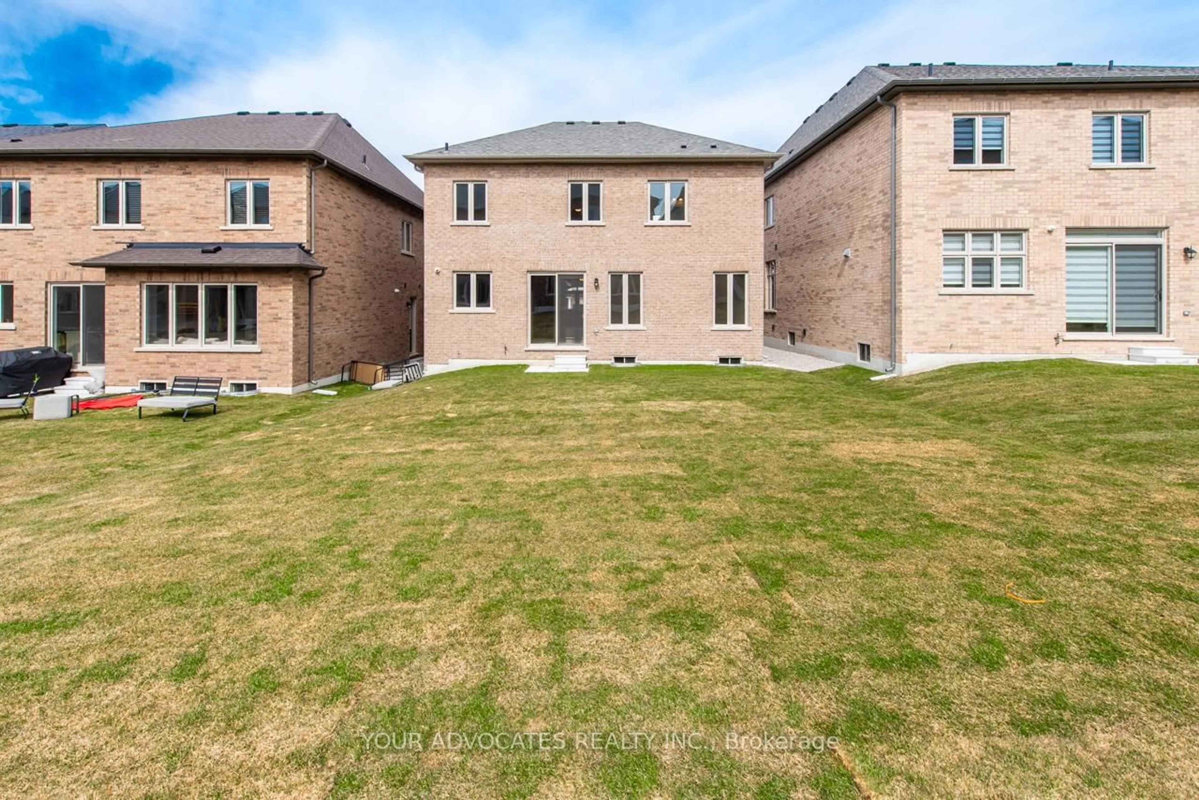 A pic from outside/outdoor area/front of a property/back of a property/a pic from drone, unknown for 29 Plank Rd, Bradford West Gwillimbury Ontario L3Z 4N3