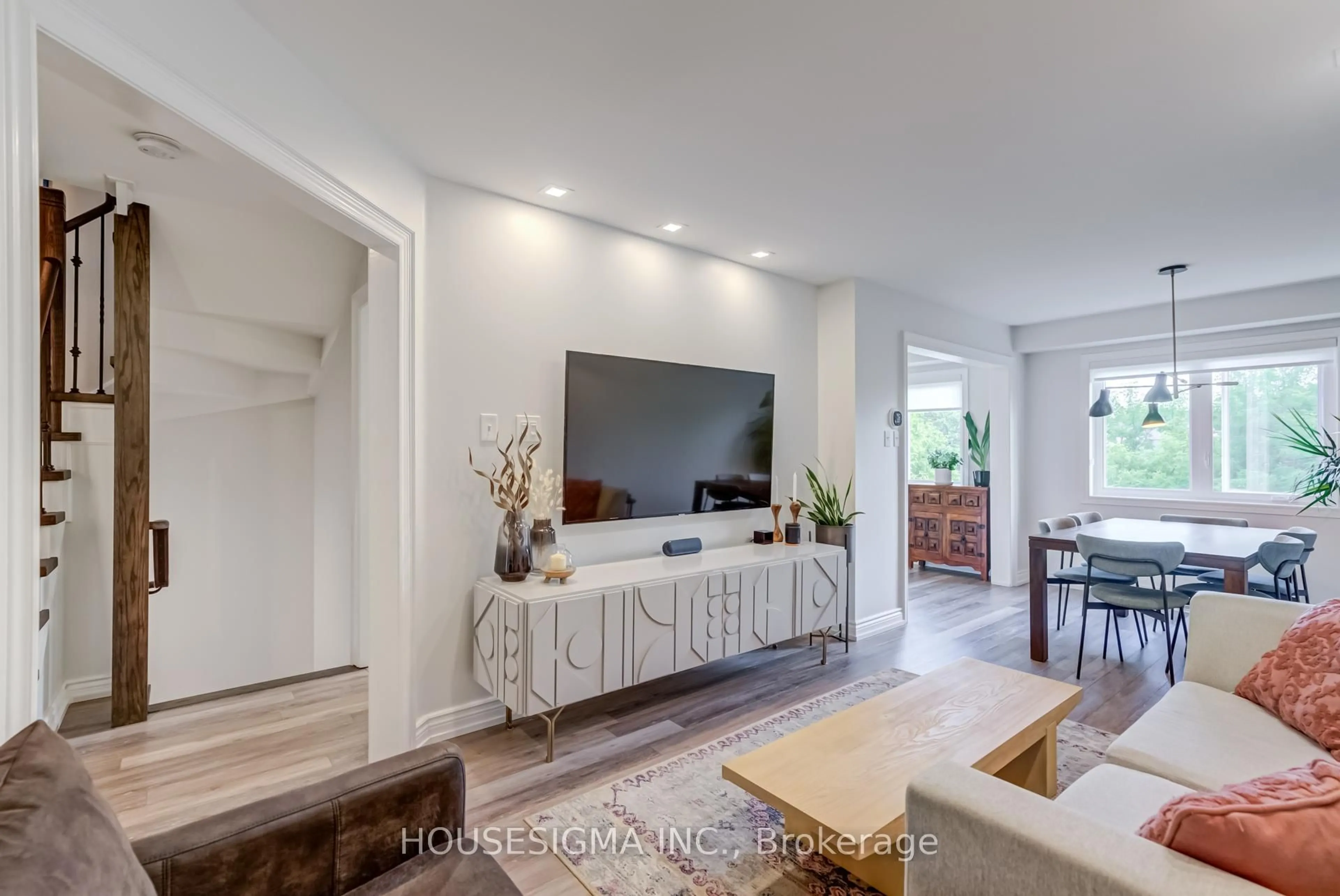 Living room with furniture, unknown for 102 Milloy Pl, Aurora Ontario L4G 7L3