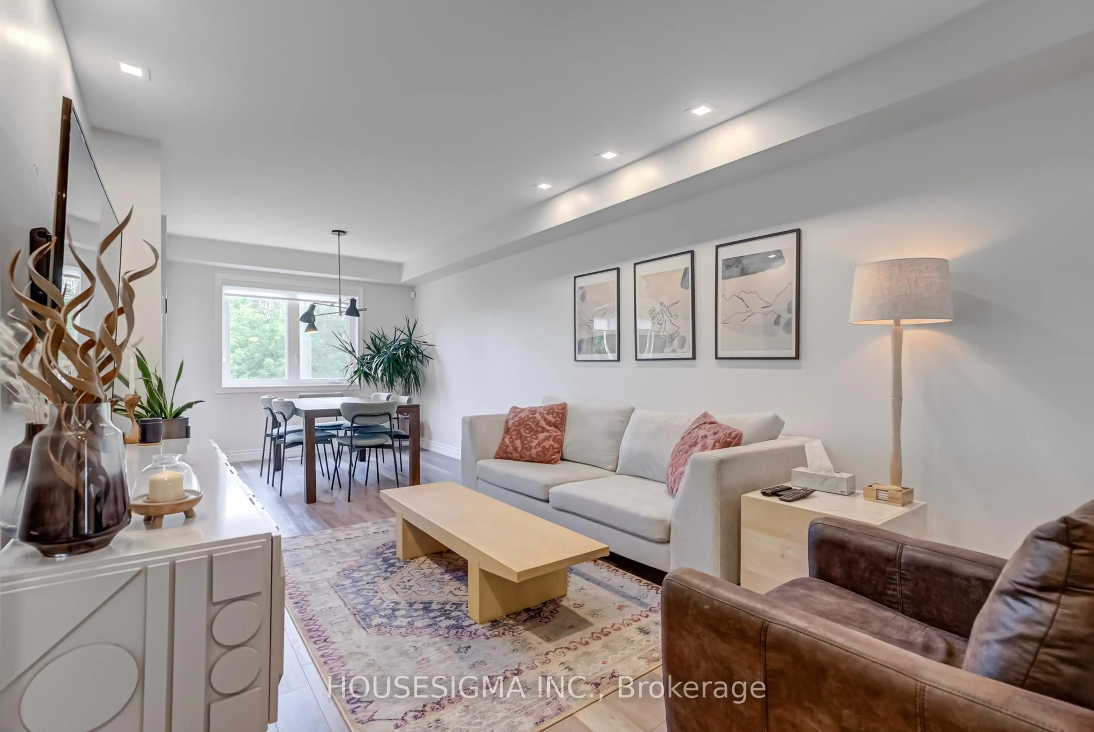 Living room with furniture, unknown for 102 Milloy Pl, Aurora Ontario L4G 7L3