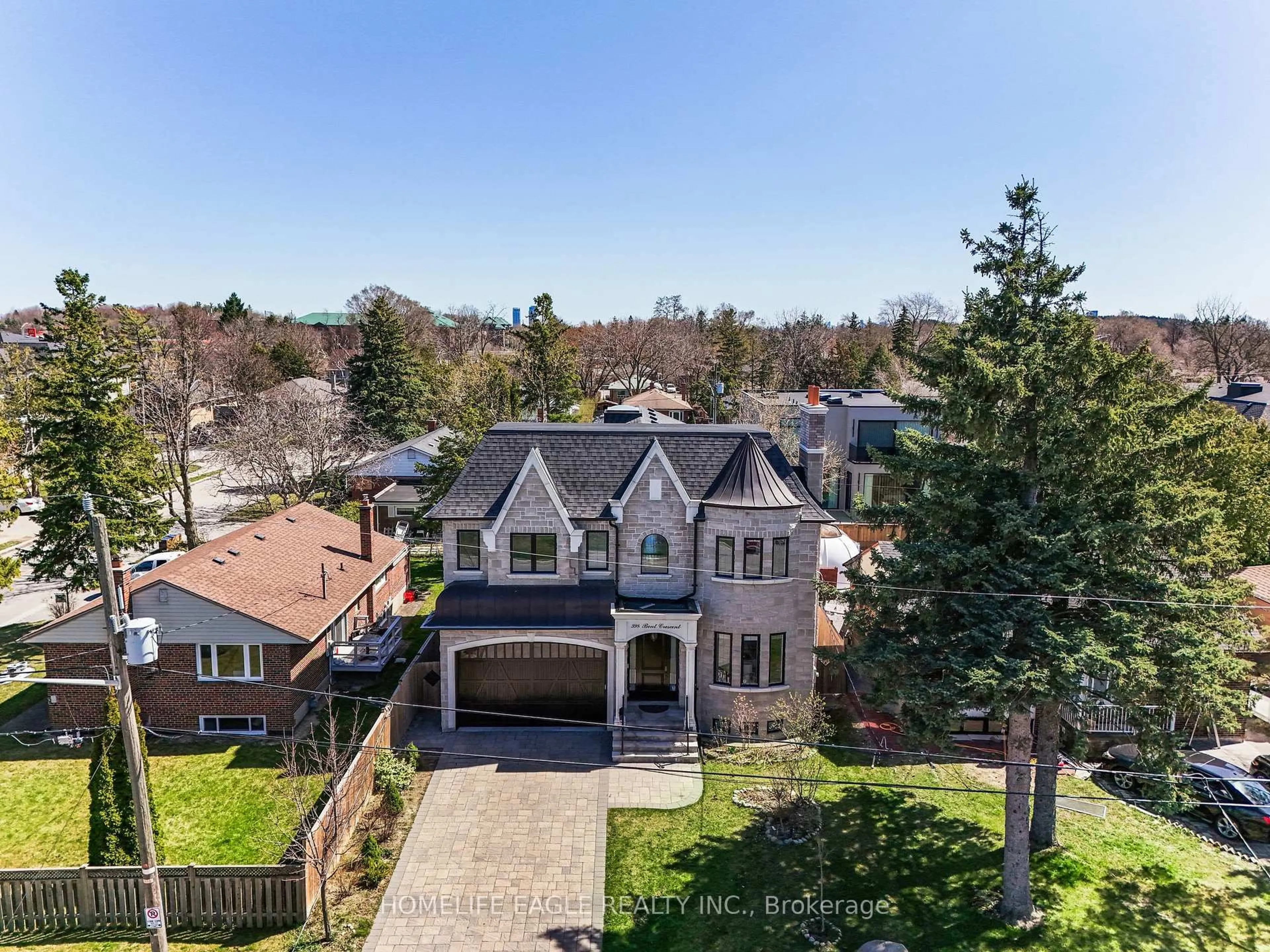 A pic from outside/outdoor area/front of a property/back of a property/a pic from drone, street for 398 Bent Cres, Richmond Hill Ontario L4C 1C3