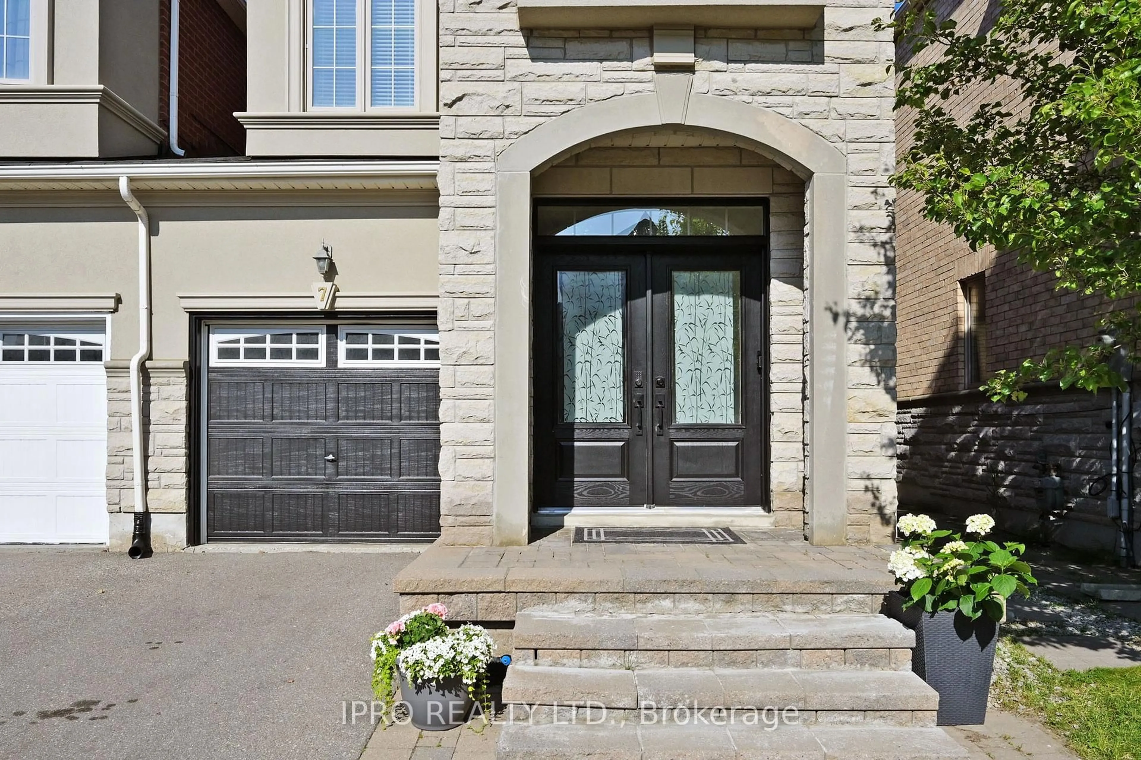 Indoor entryway for 7 Bristlewood Cres, Vaughan Ontario L4J 9K7