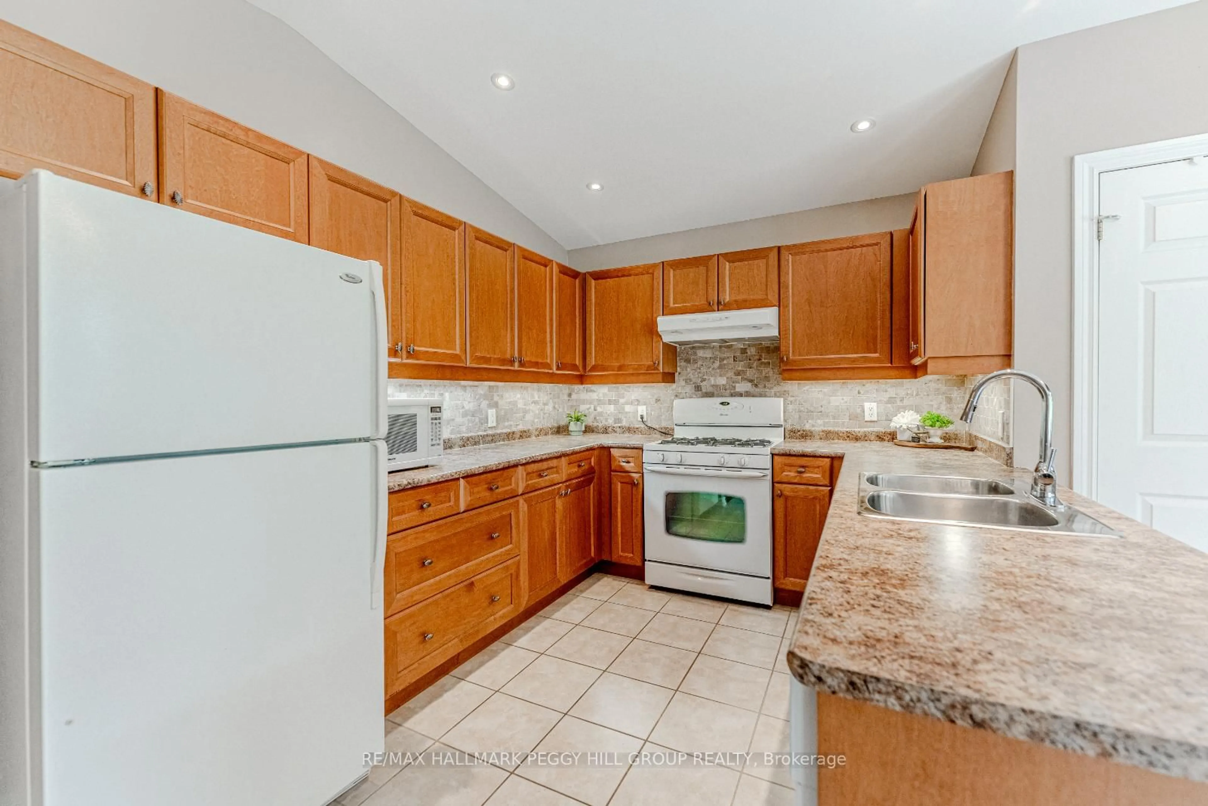 Standard kitchen, ceramic/tile floor for 22 Trellis Lane, Innisfil Ontario L9S 0A1