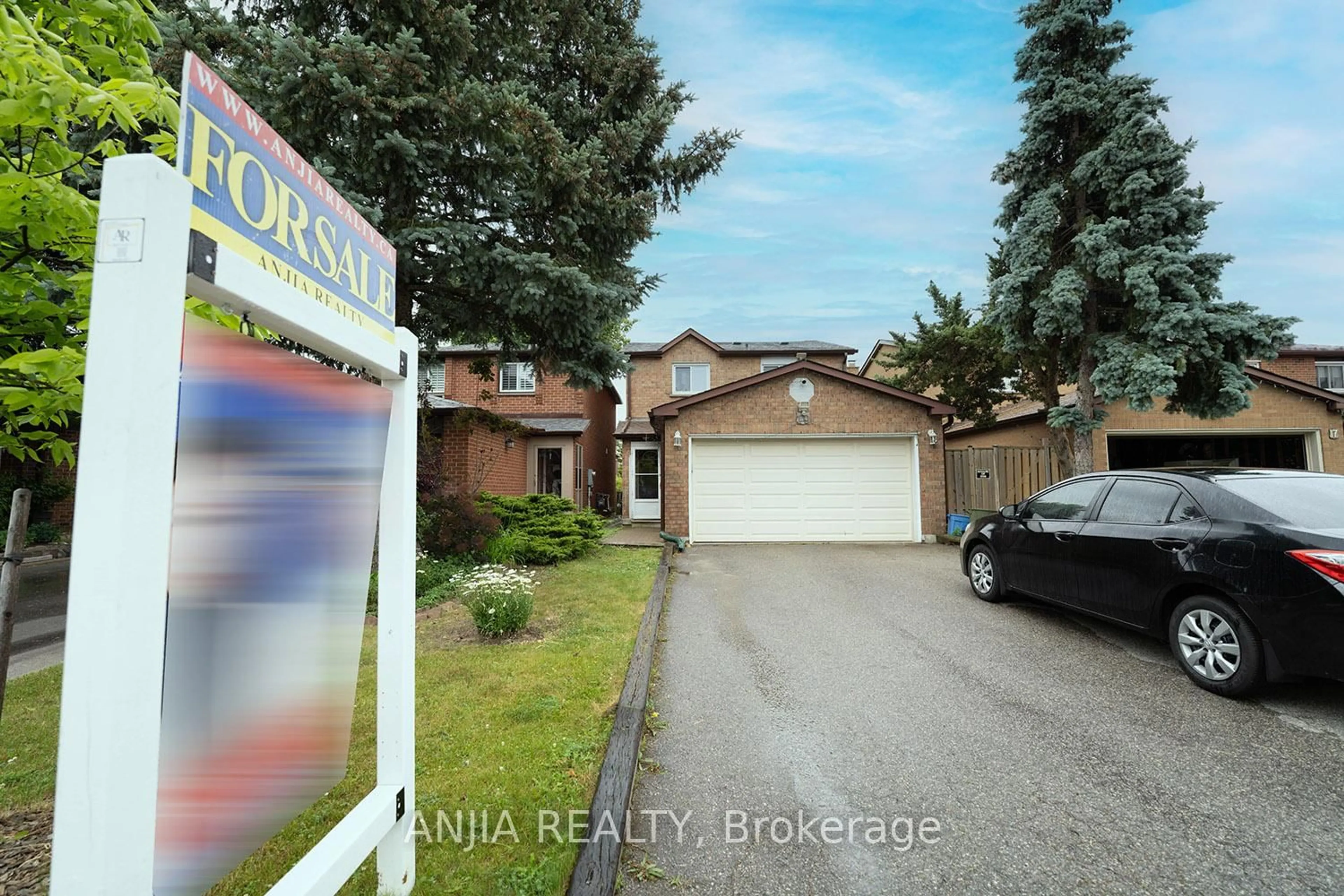 A pic from outside/outdoor area/front of a property/back of a property/a pic from drone, street for 19 Dunbar Cres, Markham Ontario L3R 6W9