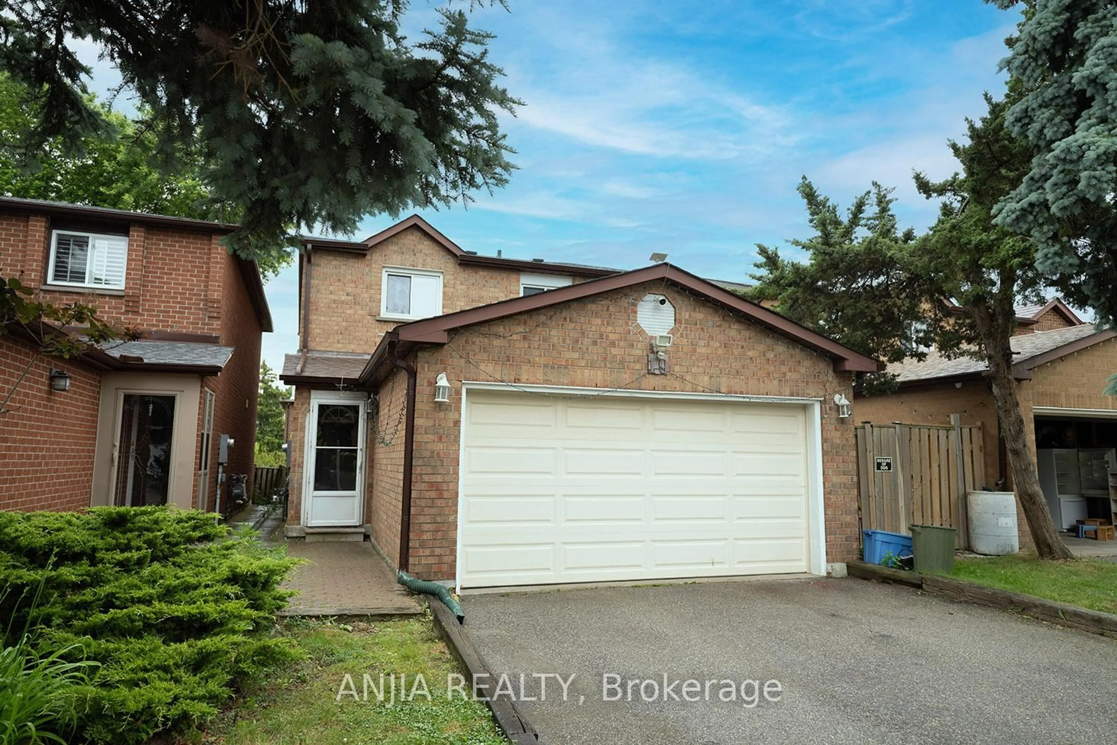 A pic from outside/outdoor area/front of a property/back of a property/a pic from drone, street for 19 Dunbar Cres, Markham Ontario L3R 6W9