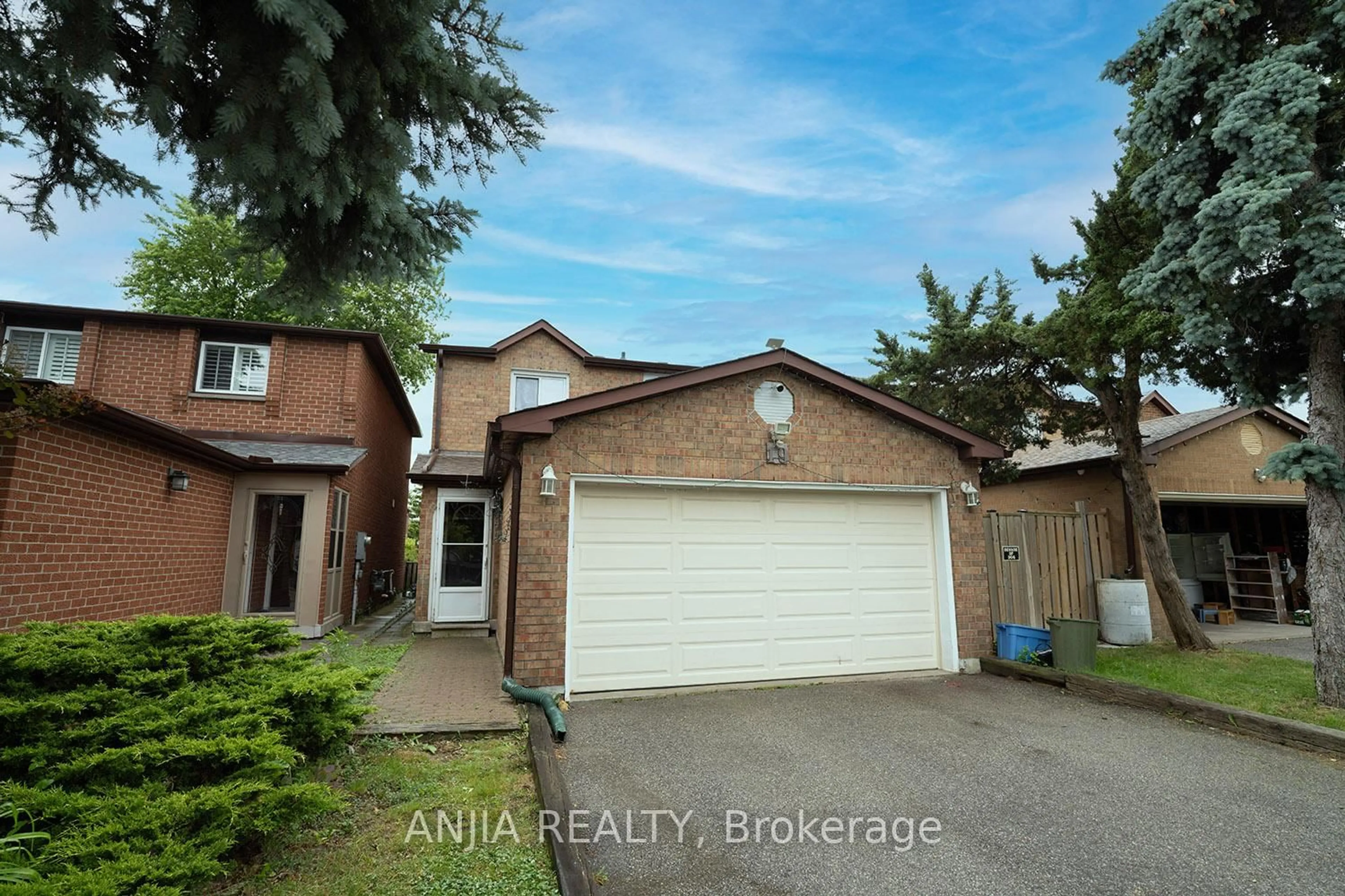 A pic from outside/outdoor area/front of a property/back of a property/a pic from drone, street for 19 Dunbar Cres, Markham Ontario L3R 6W9