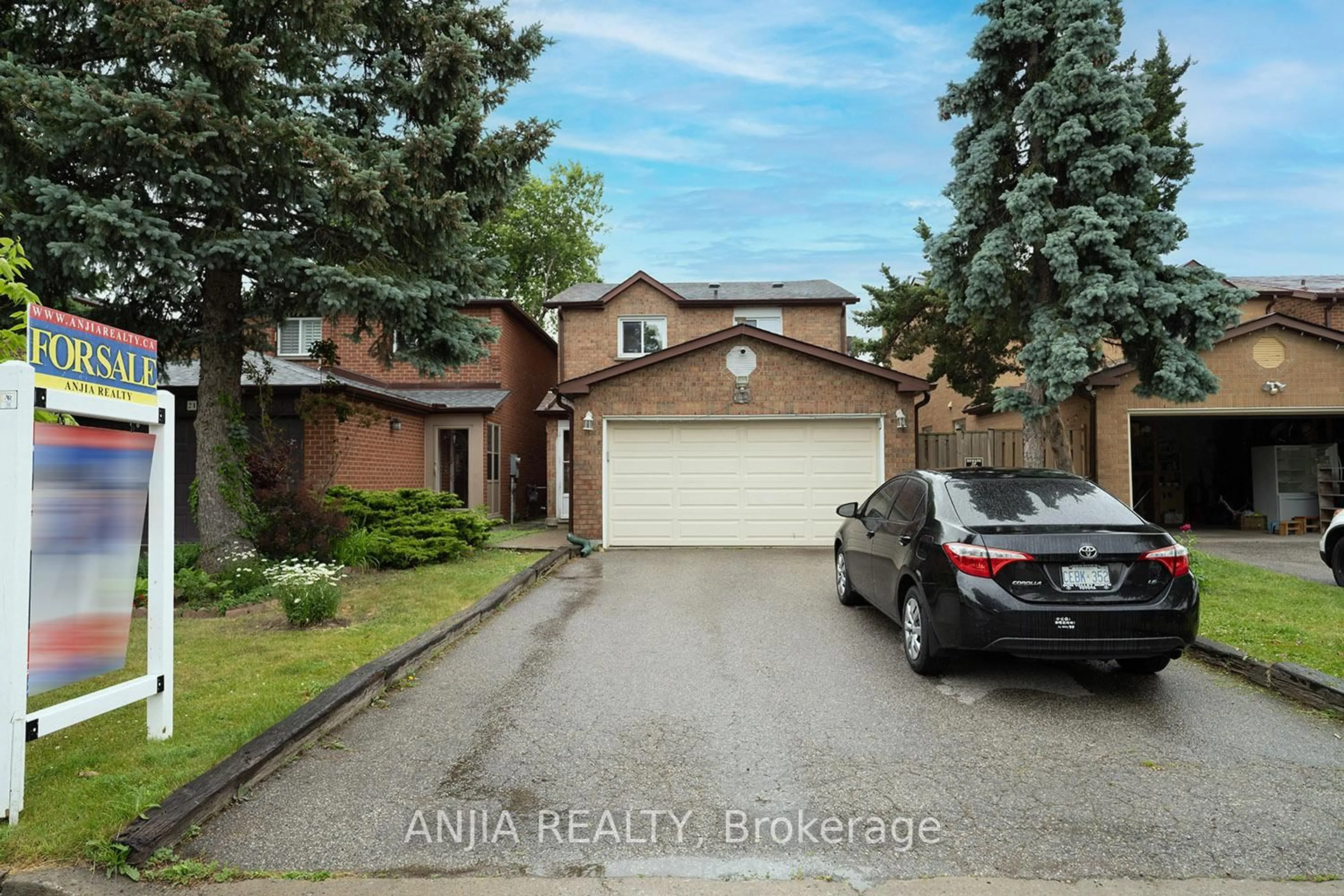 A pic from outside/outdoor area/front of a property/back of a property/a pic from drone, street for 19 Dunbar Cres, Markham Ontario L3R 6W9