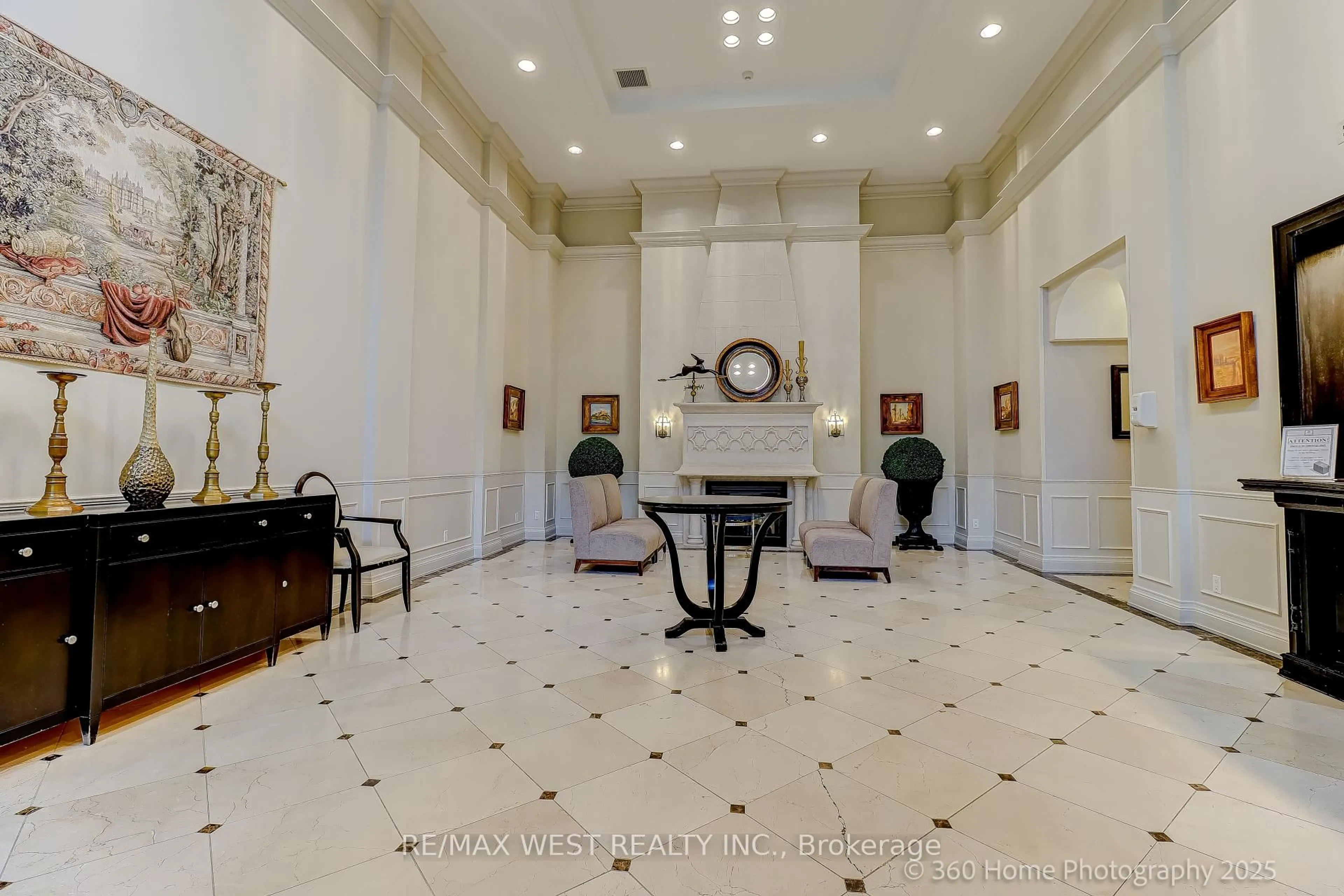 Indoor foyer for 350 Red Maple Rd #802, Richmond Hill Ontario L4C 0T5