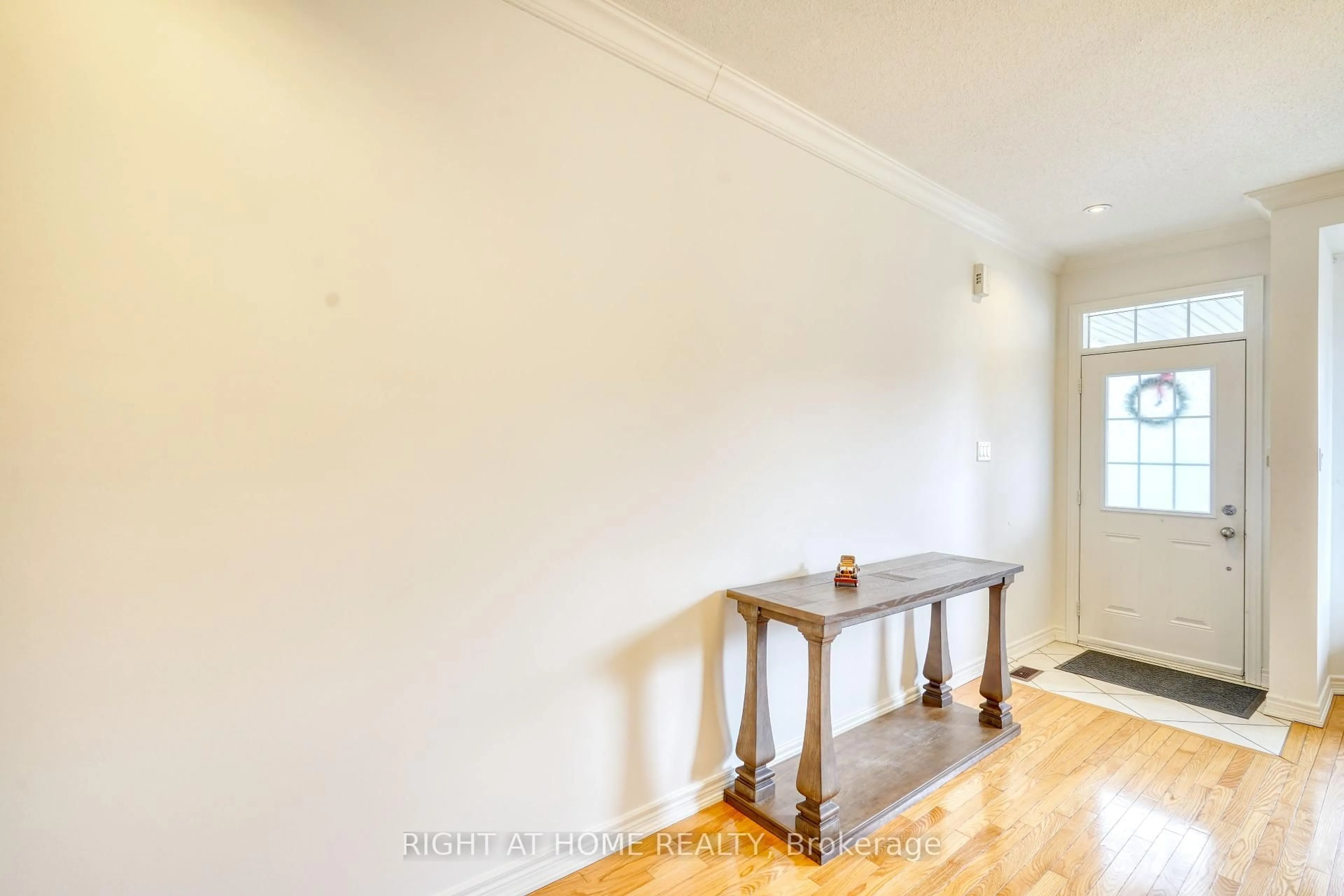 Indoor entryway for 20 Seiffer Cres, Richmond Hill Ontario L4E 0J1