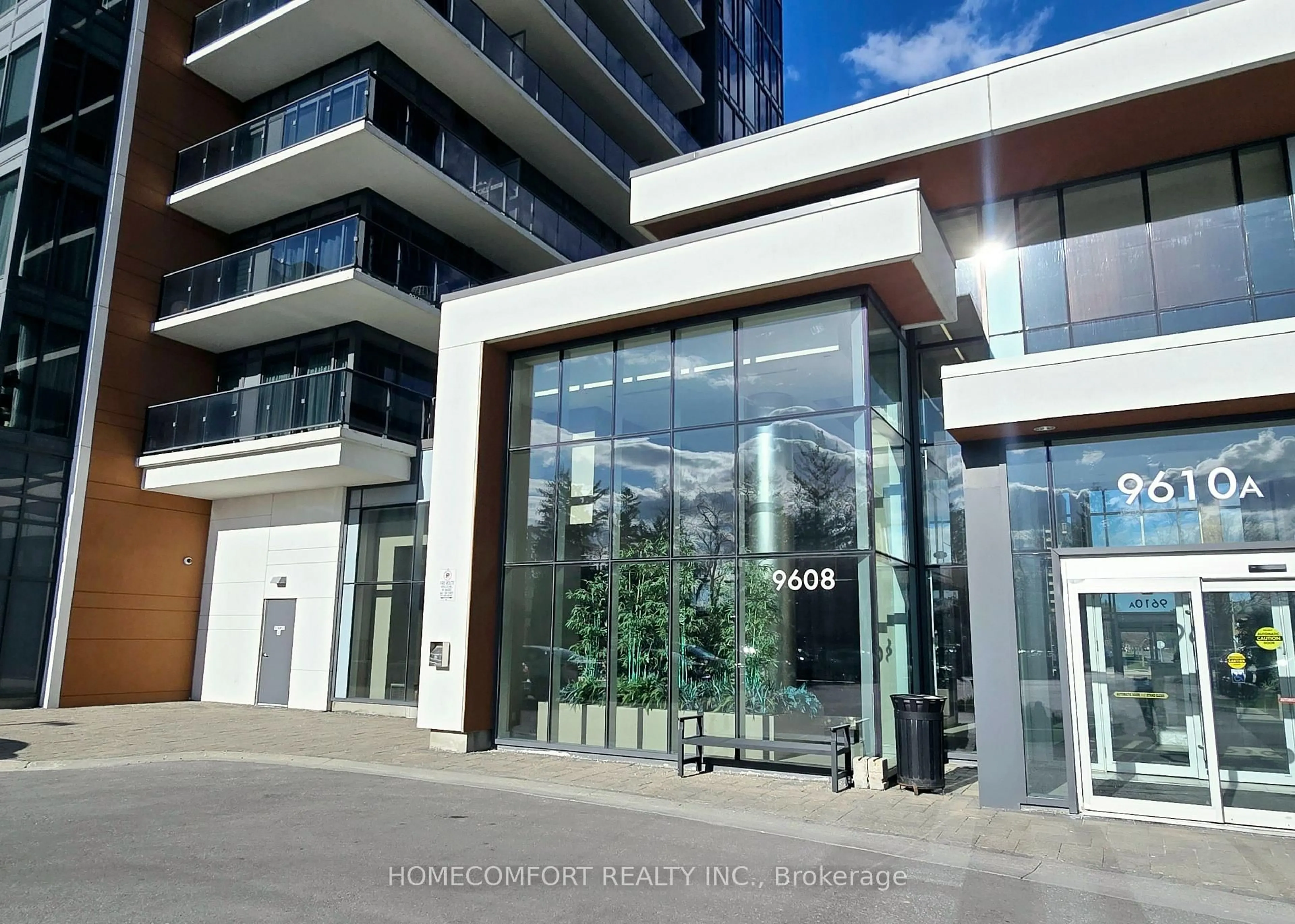 Indoor foyer for 9608 Yonge St #1105A, Richmond Hill Ontario L4C 0X4