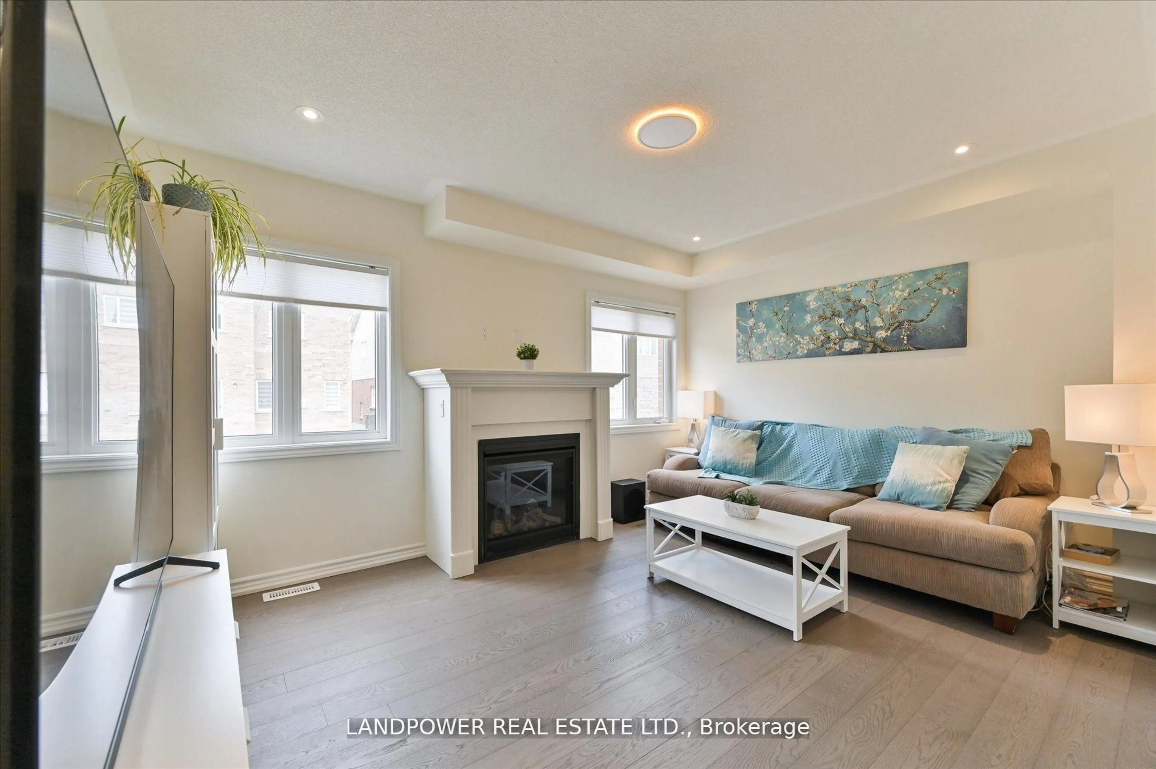 Living room with furniture, unknown for 116 Cliff Thompson Crt, Georgina Ontario L0E 1R0