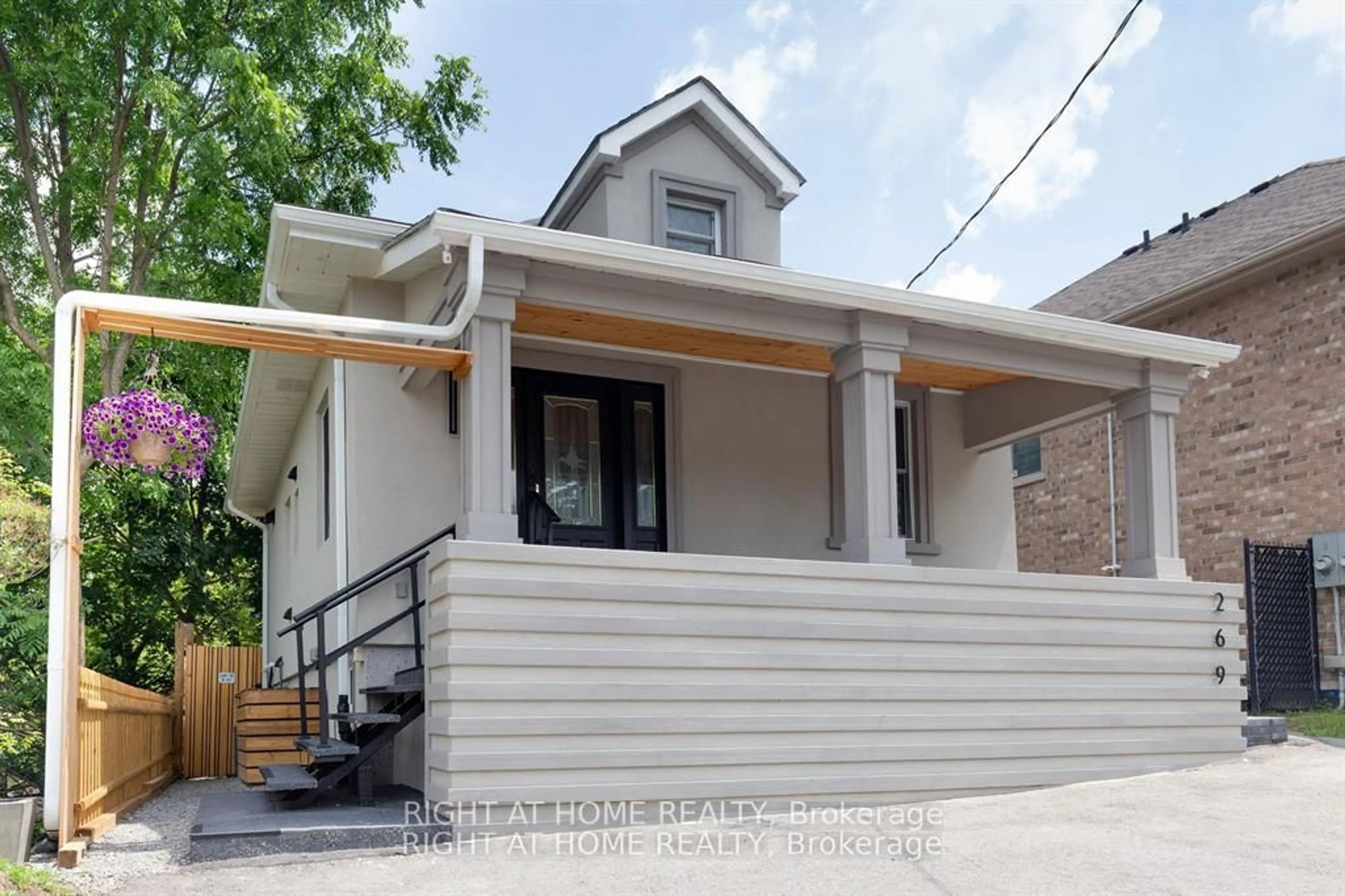 Home with vinyl exterior material, street for 269 Prospect St, Newmarket Ontario L3Y 3V3