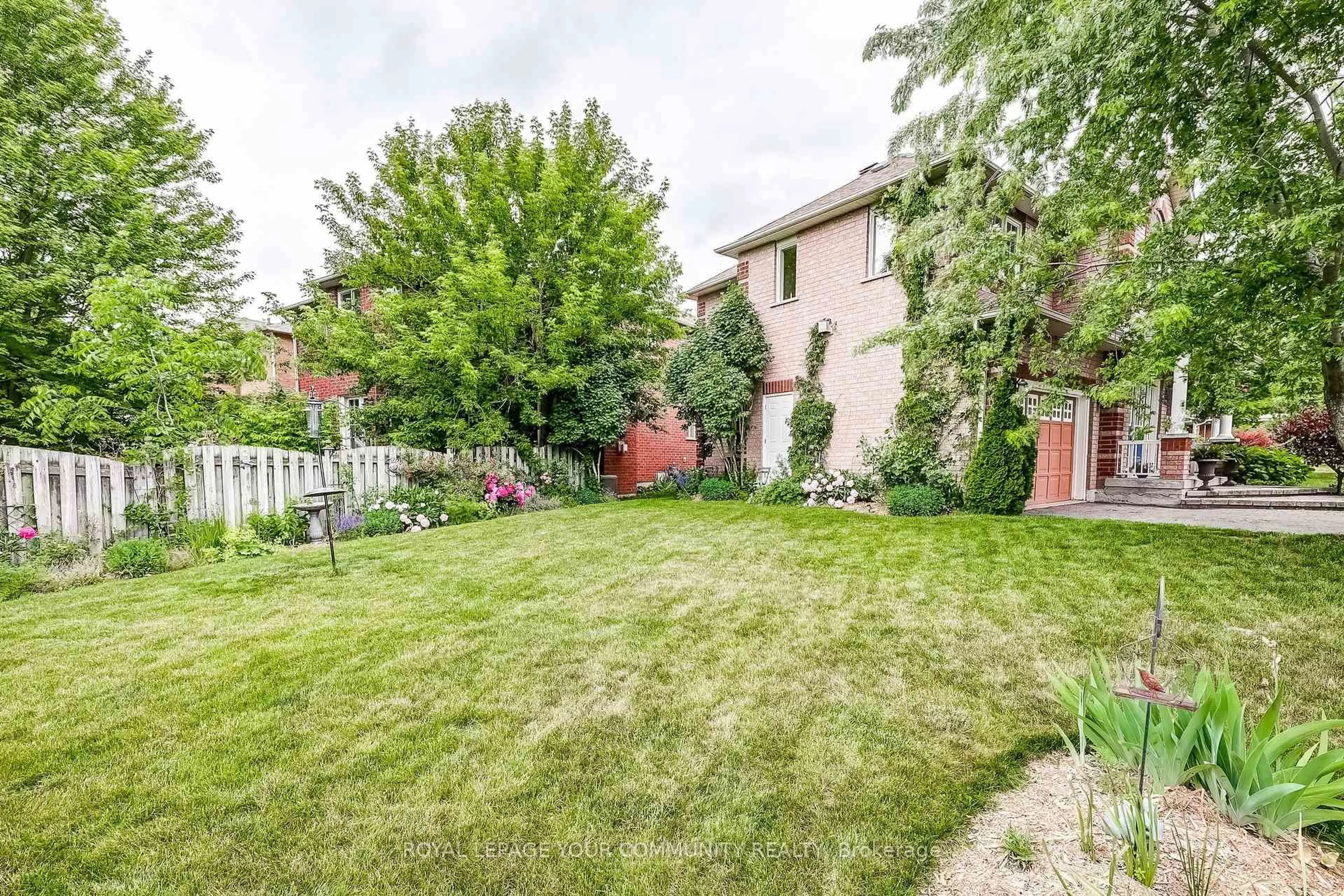 Patio, street for 8 Willoway, Whitchurch-Stouffville Ontario L4A 5E1