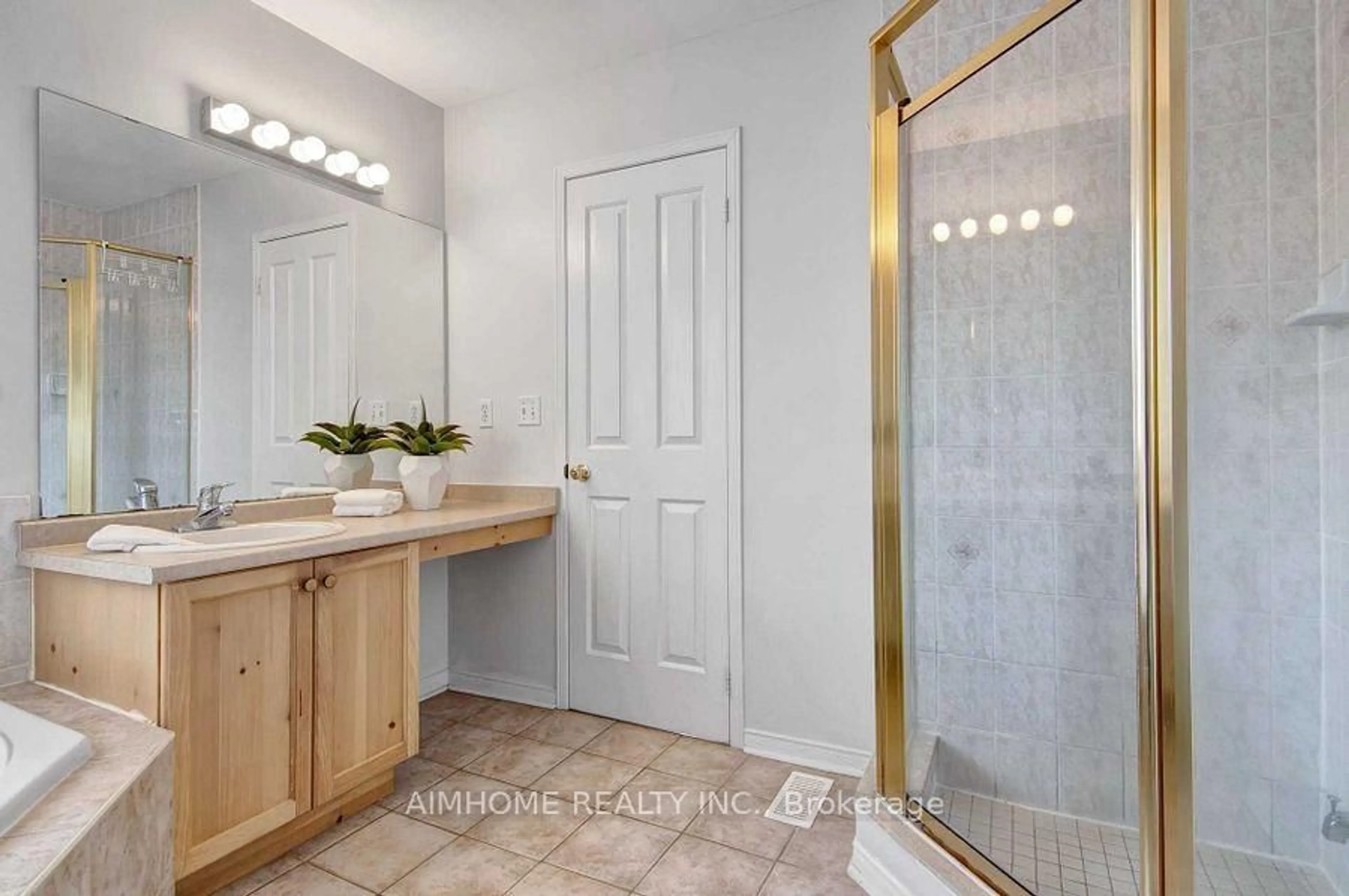Standard bathroom, ceramic/tile floor for 51 Crawford St, Markham Ontario L6C 2M3