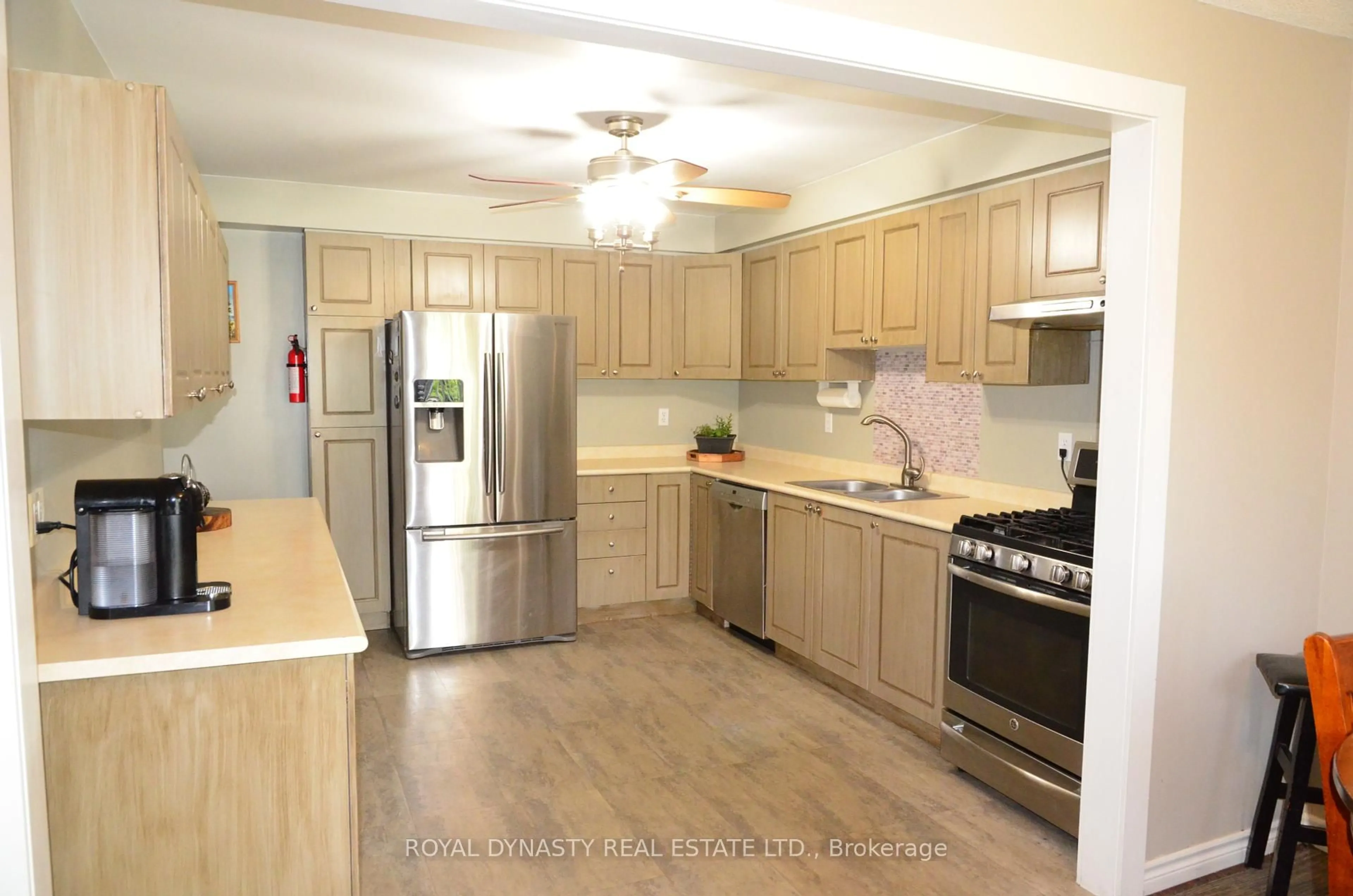 Standard kitchen, unknown for 8 Kate Aitken Cres, New Tecumseth Ontario L0G 1A0