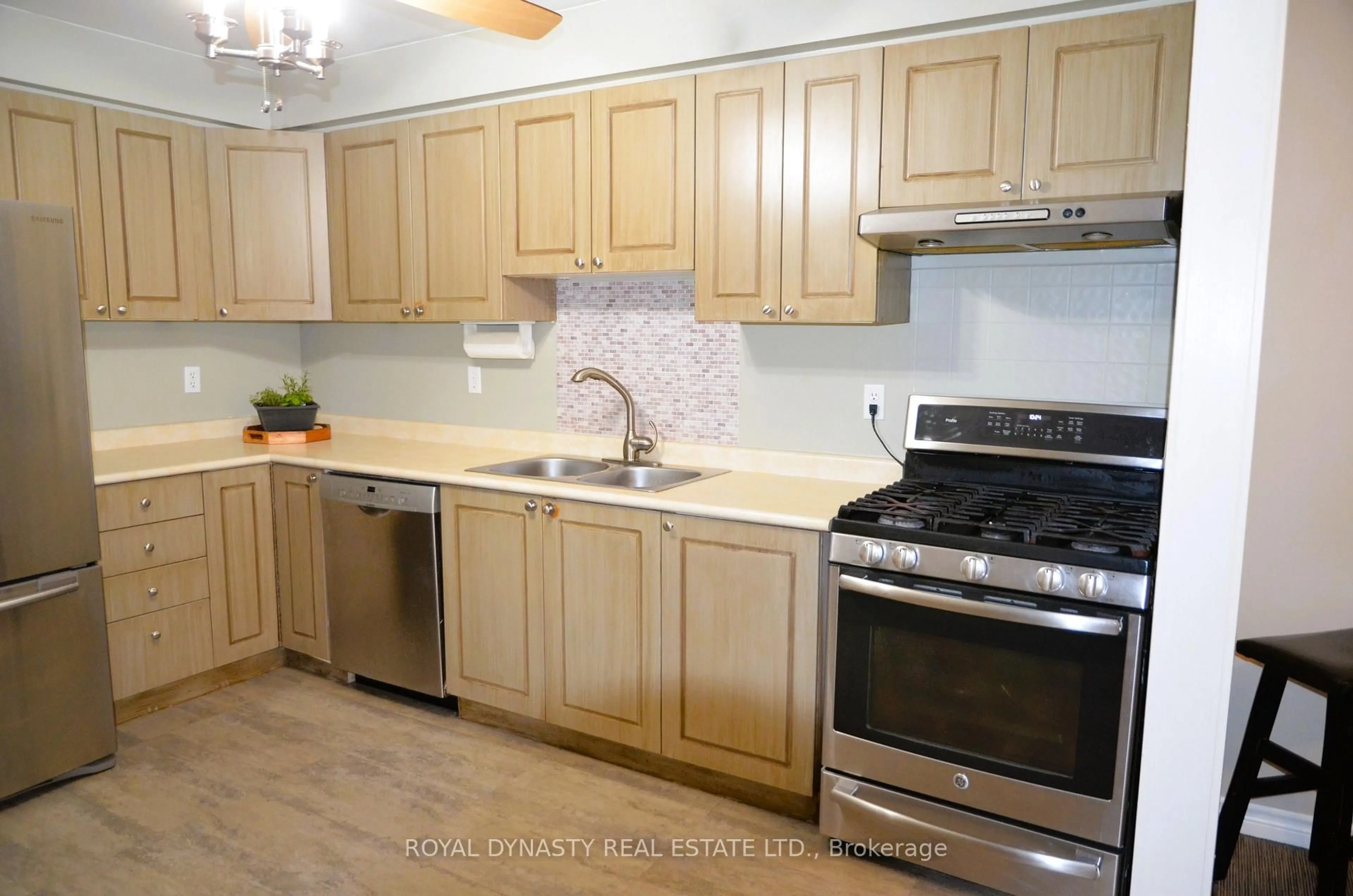 Standard kitchen, unknown for 8 Kate Aitken Cres, New Tecumseth Ontario L0G 1A0