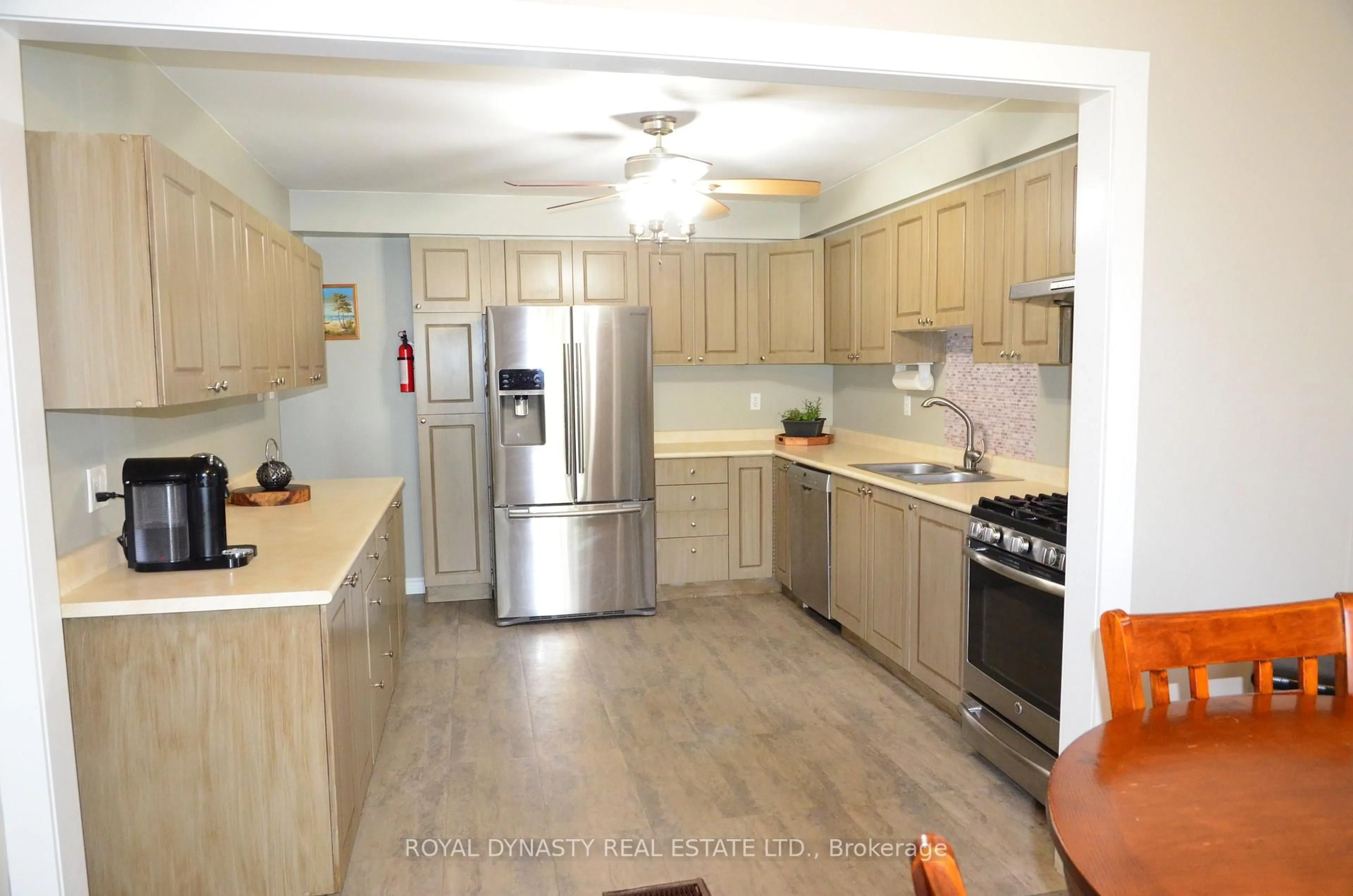 Standard kitchen, unknown for 8 Kate Aitken Cres, New Tecumseth Ontario L0G 1A0