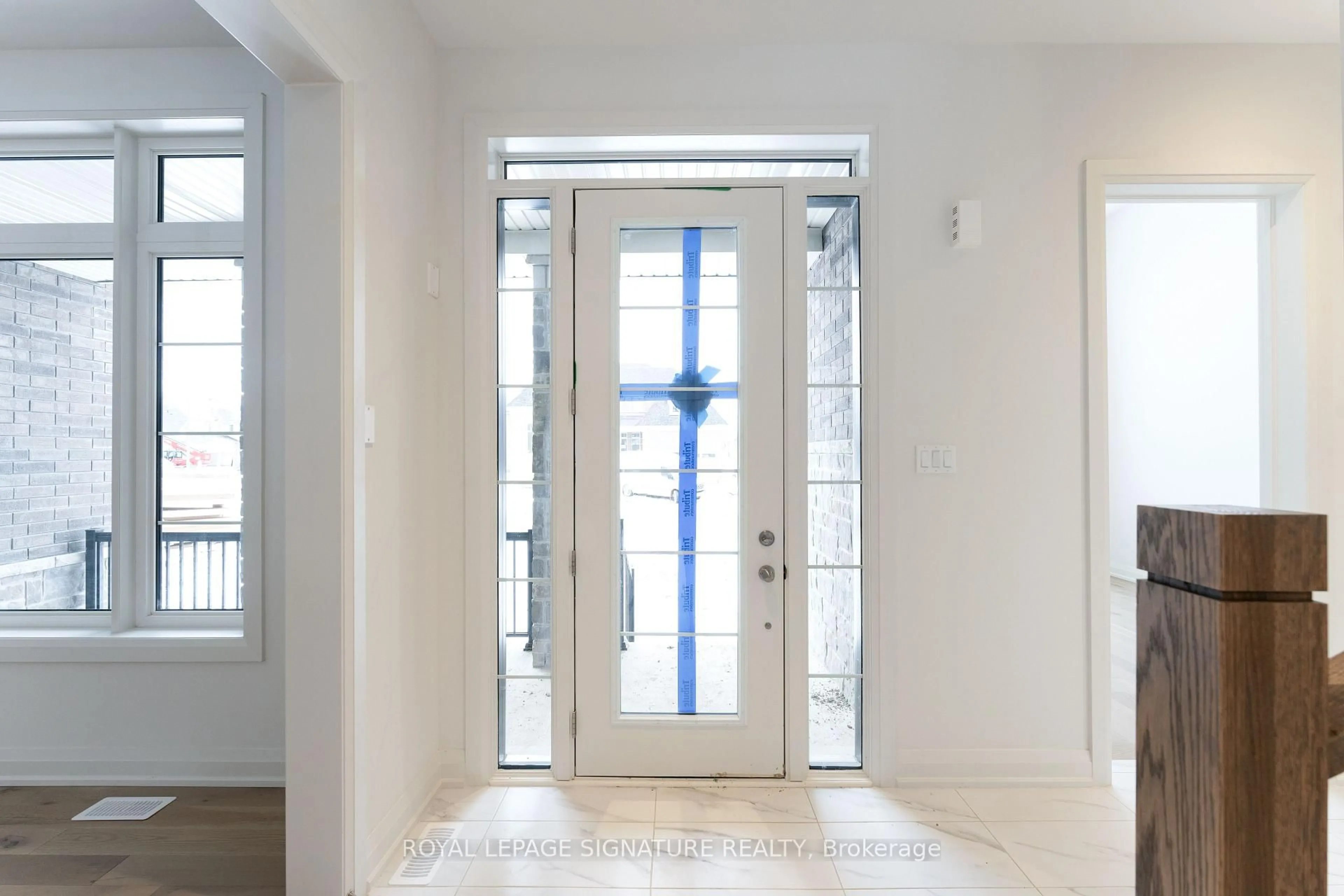 Indoor entryway for 9 Mayflower Gdns, Adjala-Tosorontio Ontario L0G 1W0