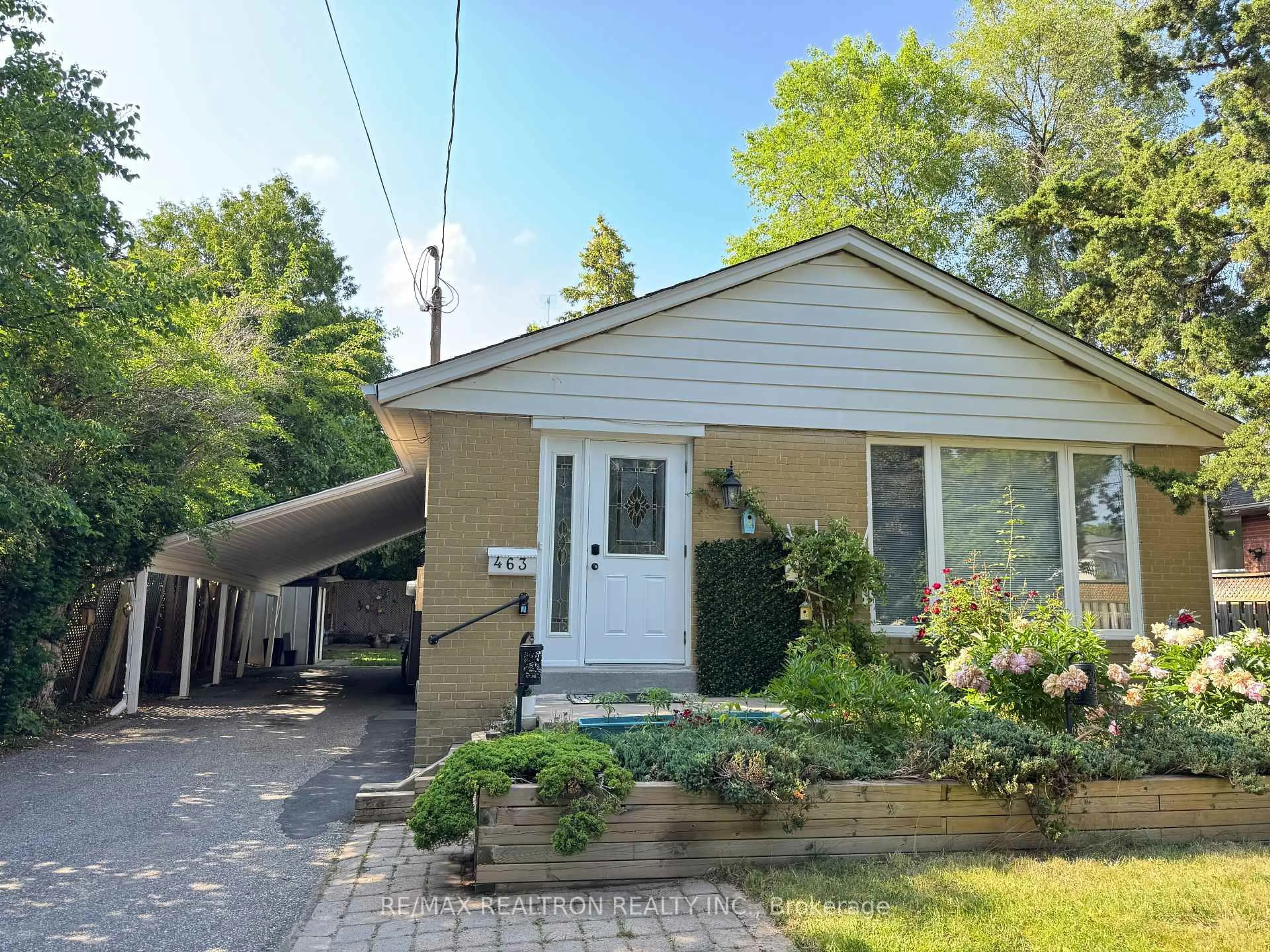 Home with vinyl exterior material, street for 463 Judlea Crt, Richmond Hill Ontario L4C 2X8