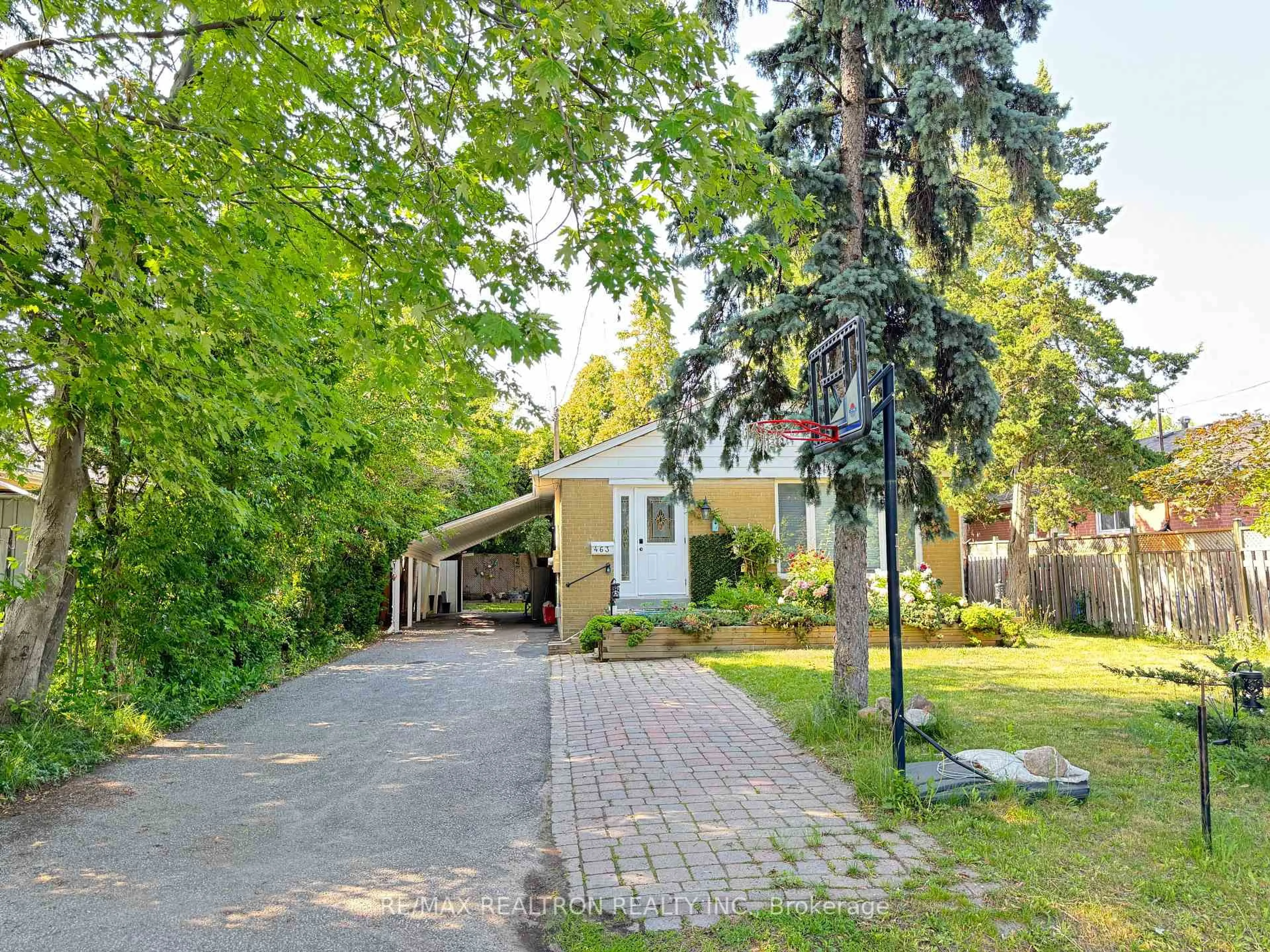 A pic from outside/outdoor area/front of a property/back of a property/a pic from drone, street for 463 Judlea Crt, Richmond Hill Ontario L4C 2X8