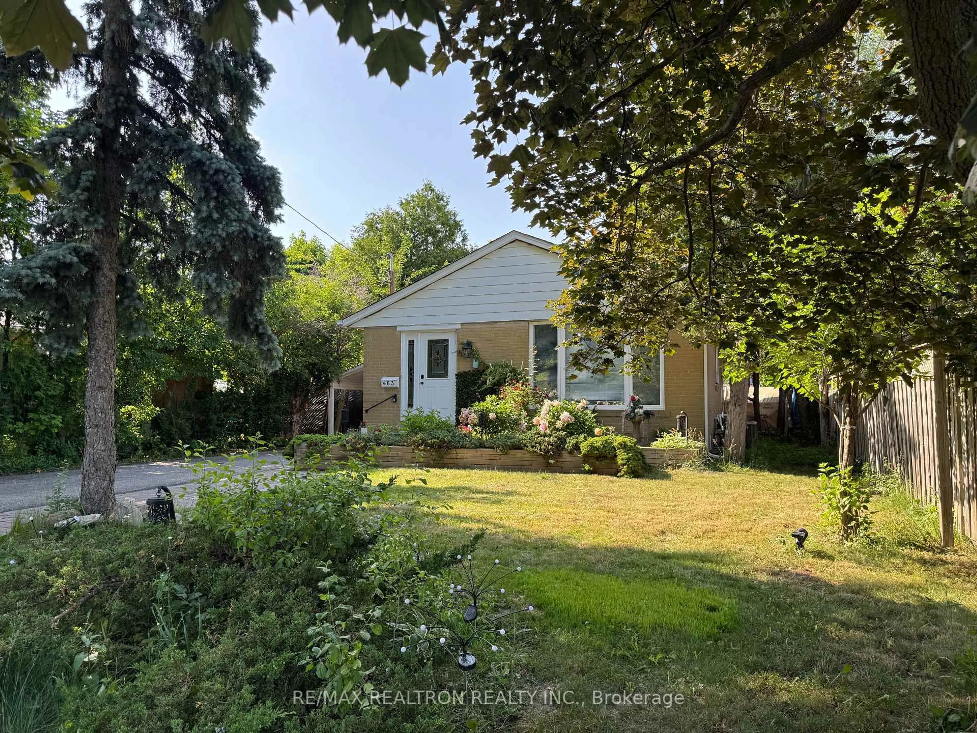 A pic from outside/outdoor area/front of a property/back of a property/a pic from drone, street for 463 Judlea Crt, Richmond Hill Ontario L4C 2X8