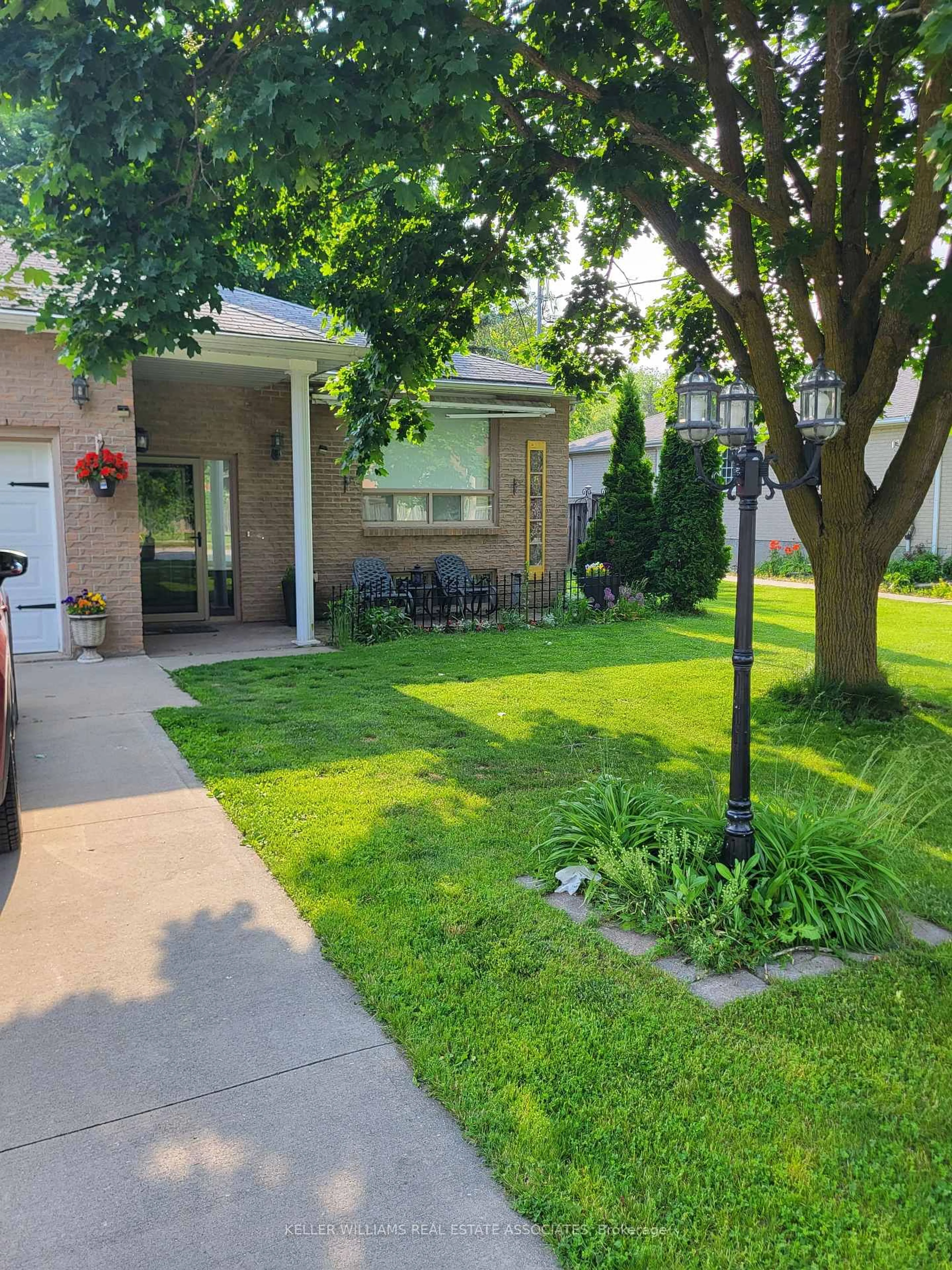 Patio, street for 136 Patterson St, New Tecumseth Ontario L0G 1A0