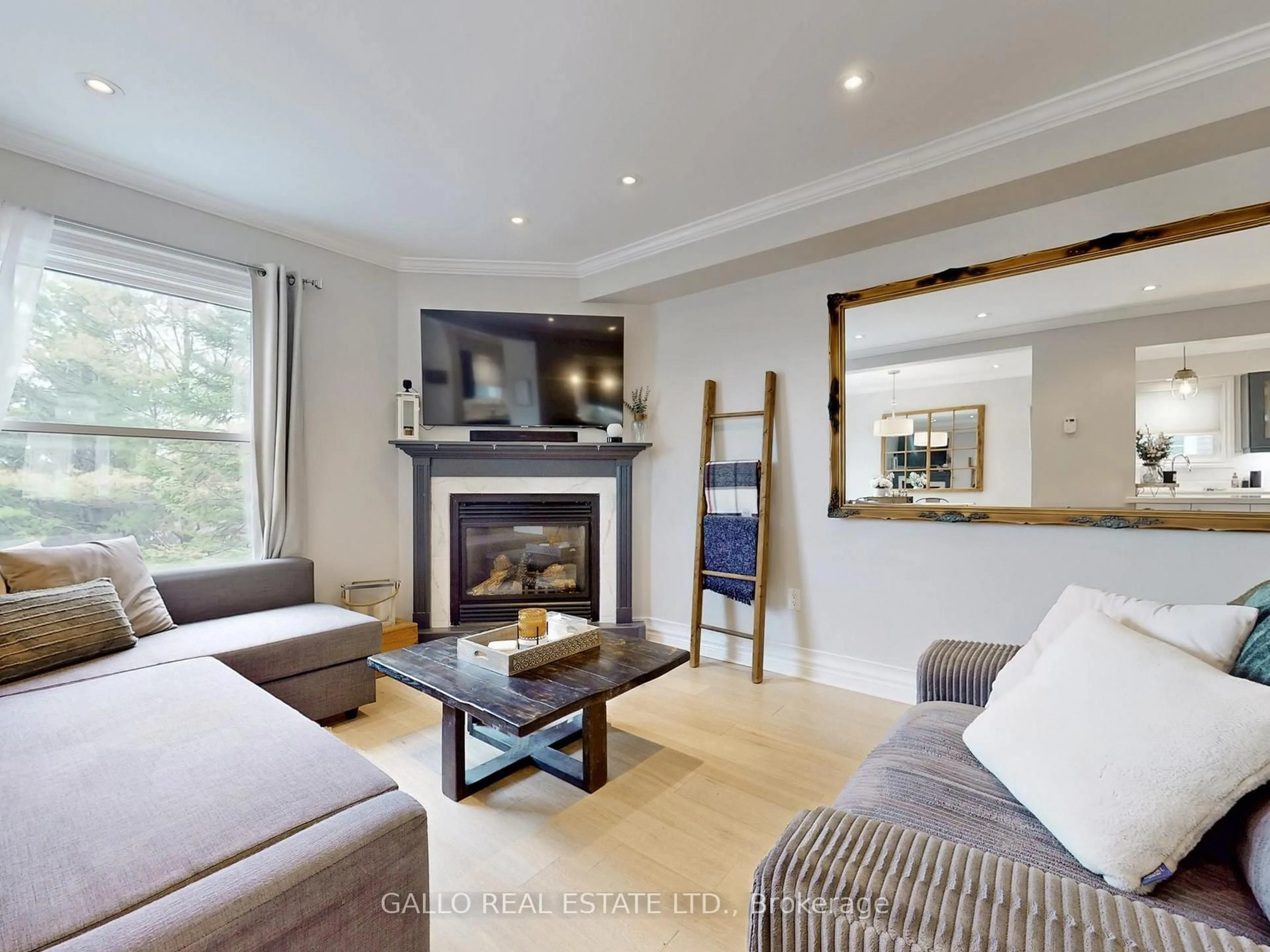 Living room with furniture, wood/laminate floor for 14 Adams Crt #14, Uxbridge Ontario L9P 1G2