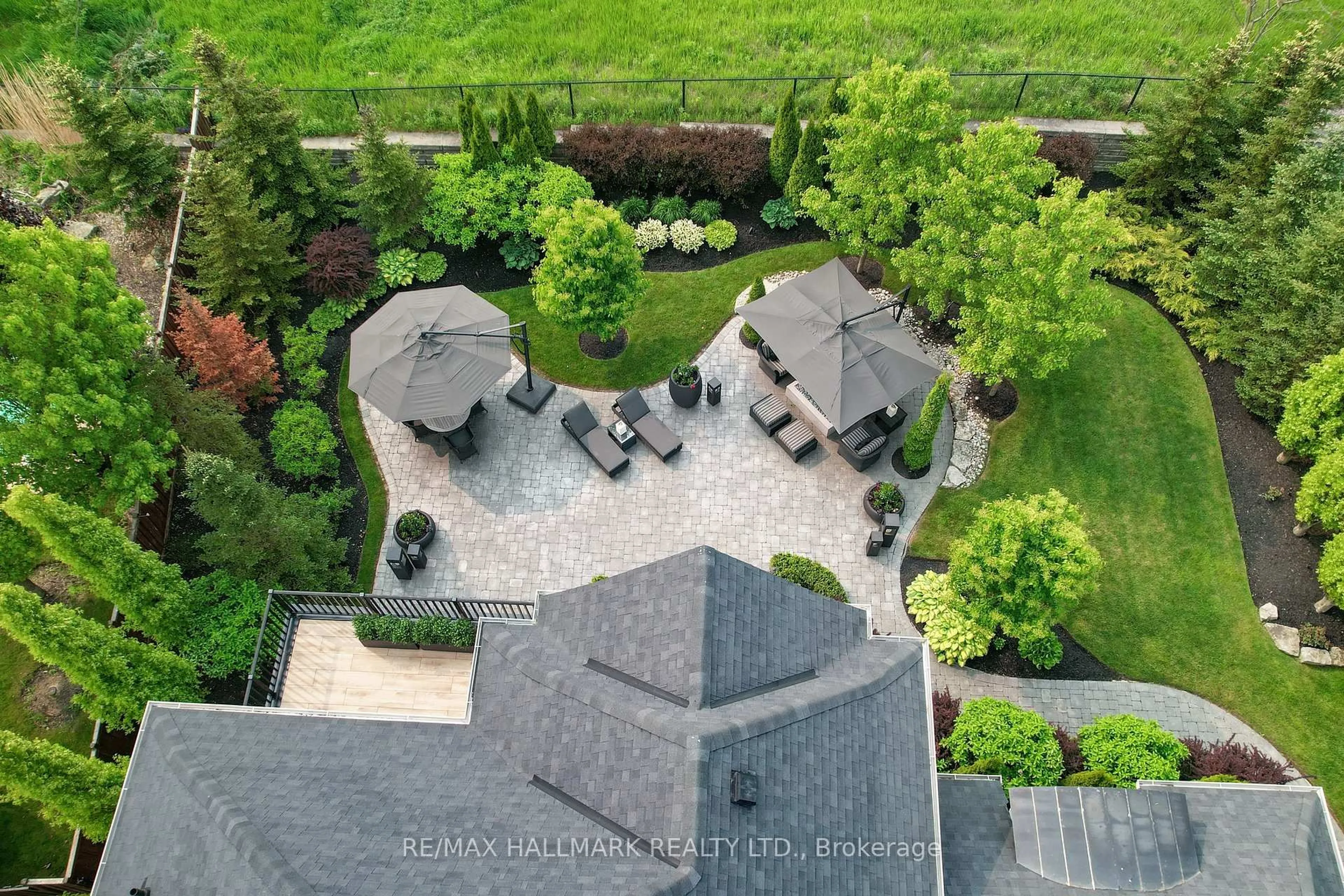 A pic from outside/outdoor area/front of a property/back of a property/a pic from drone, street for 122 Carisbrooke Circ, Aurora Ontario L4G 0K4
