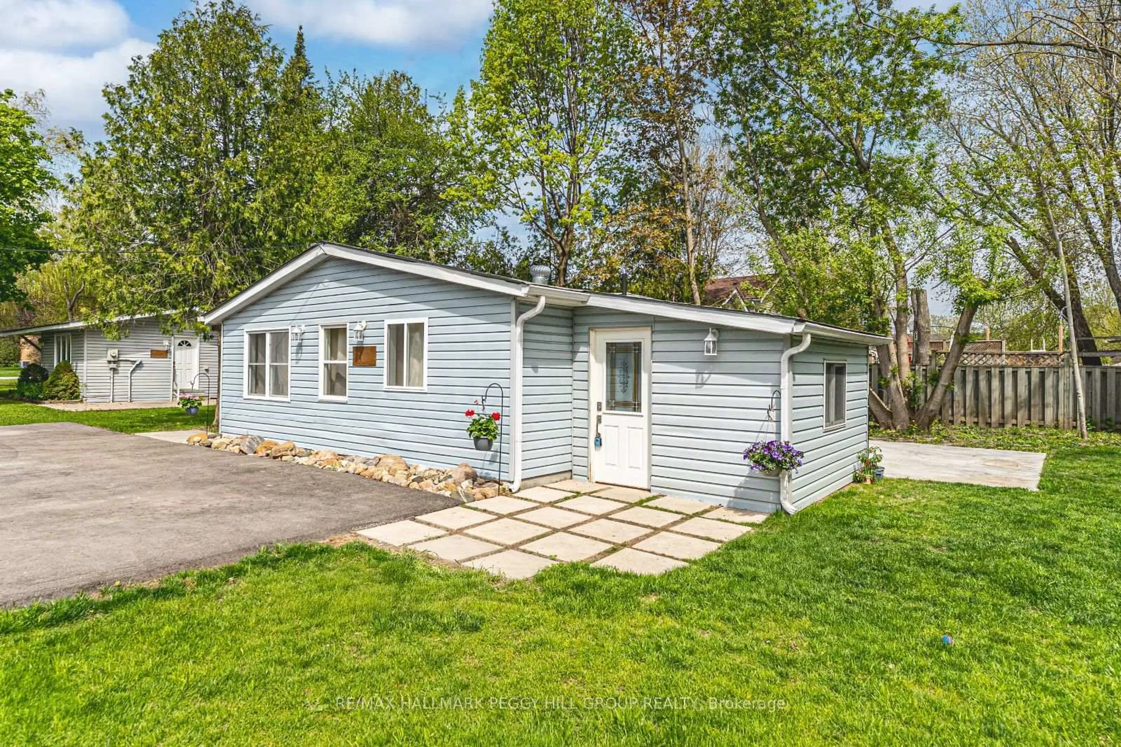 Home with vinyl exterior material, street for 2073 Kate Ave, Innisfil Ontario L9S 1Y3