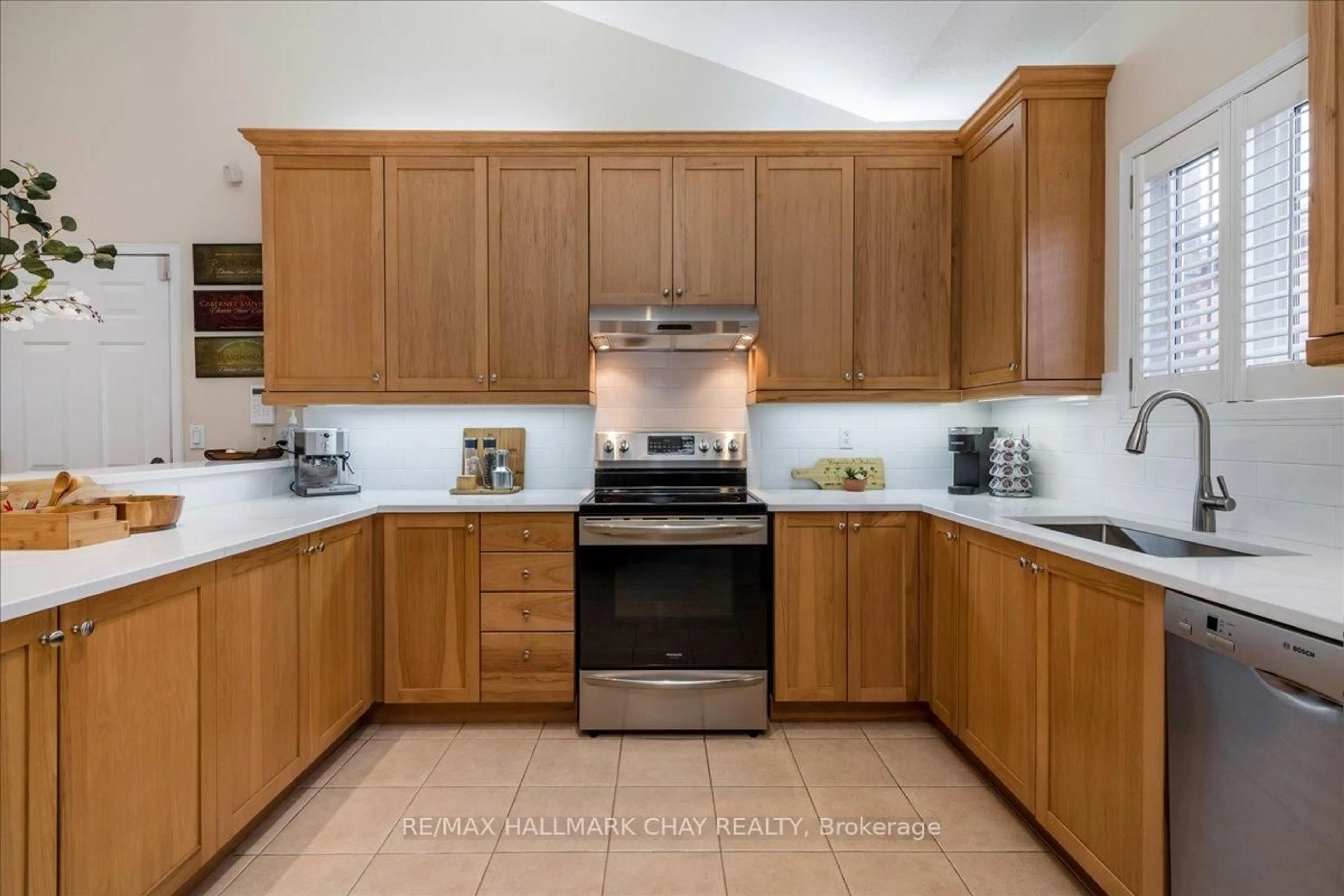 Standard kitchen, ceramic/tile floor for 1080 MURIEL St, Innisfil Ontario L9S 4W7
